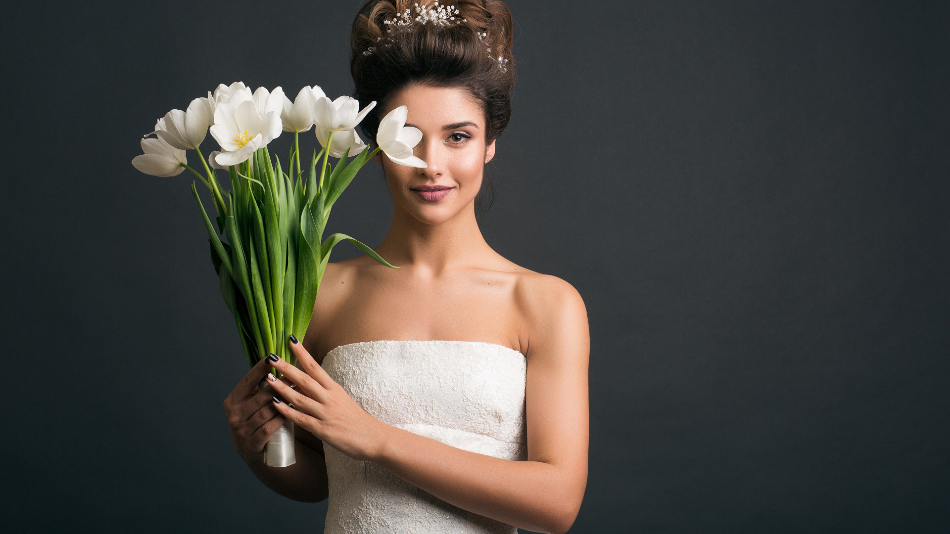 Красивая невеста закрыла глаз букетом тюльпанов