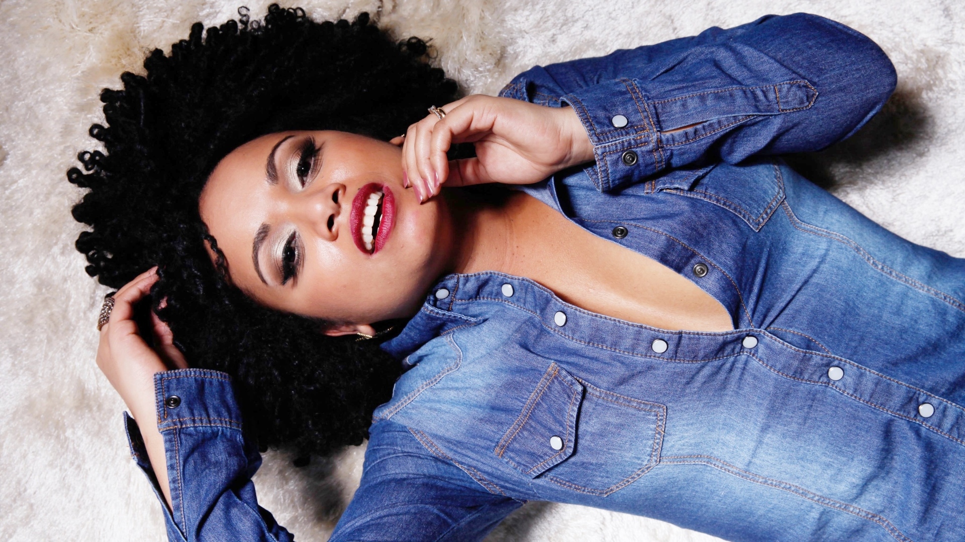 Красивая темнокожая девушка в джинсовой куртке