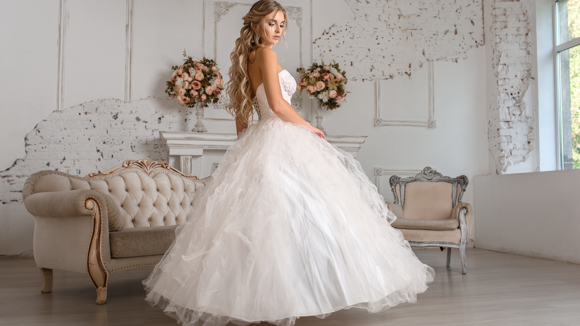 Красивая девушка невеста в свадебном платье