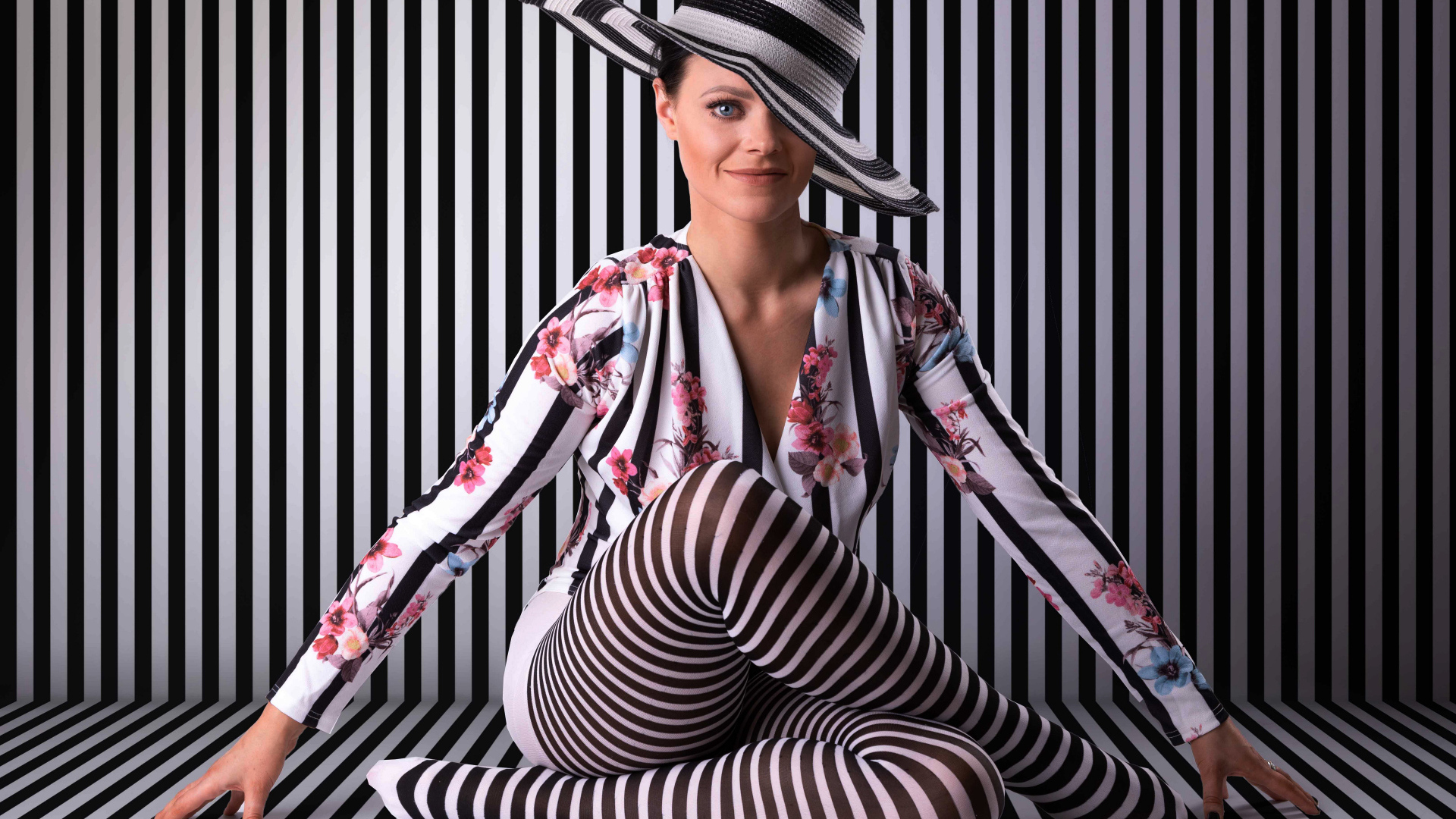 Красивая девушка в полосатом костюме