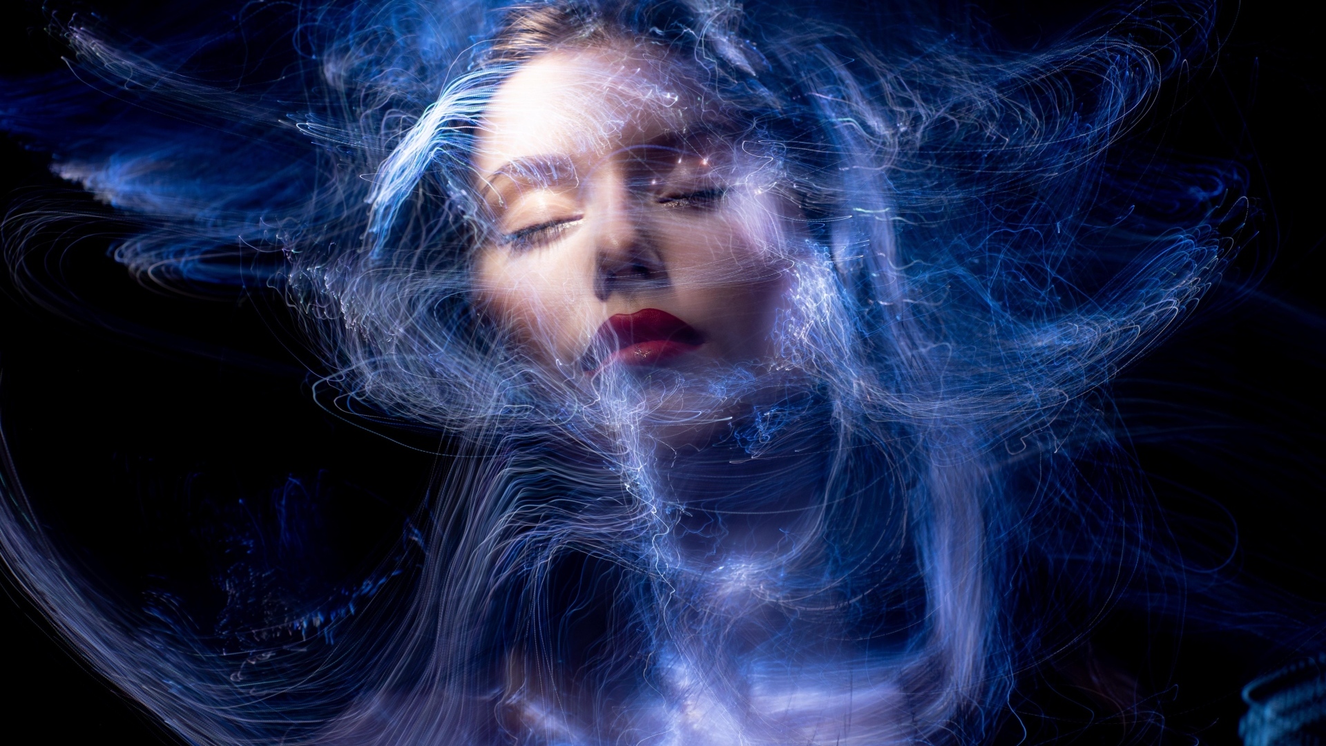 Красивая девушка в неоновых волнах на черном фоне