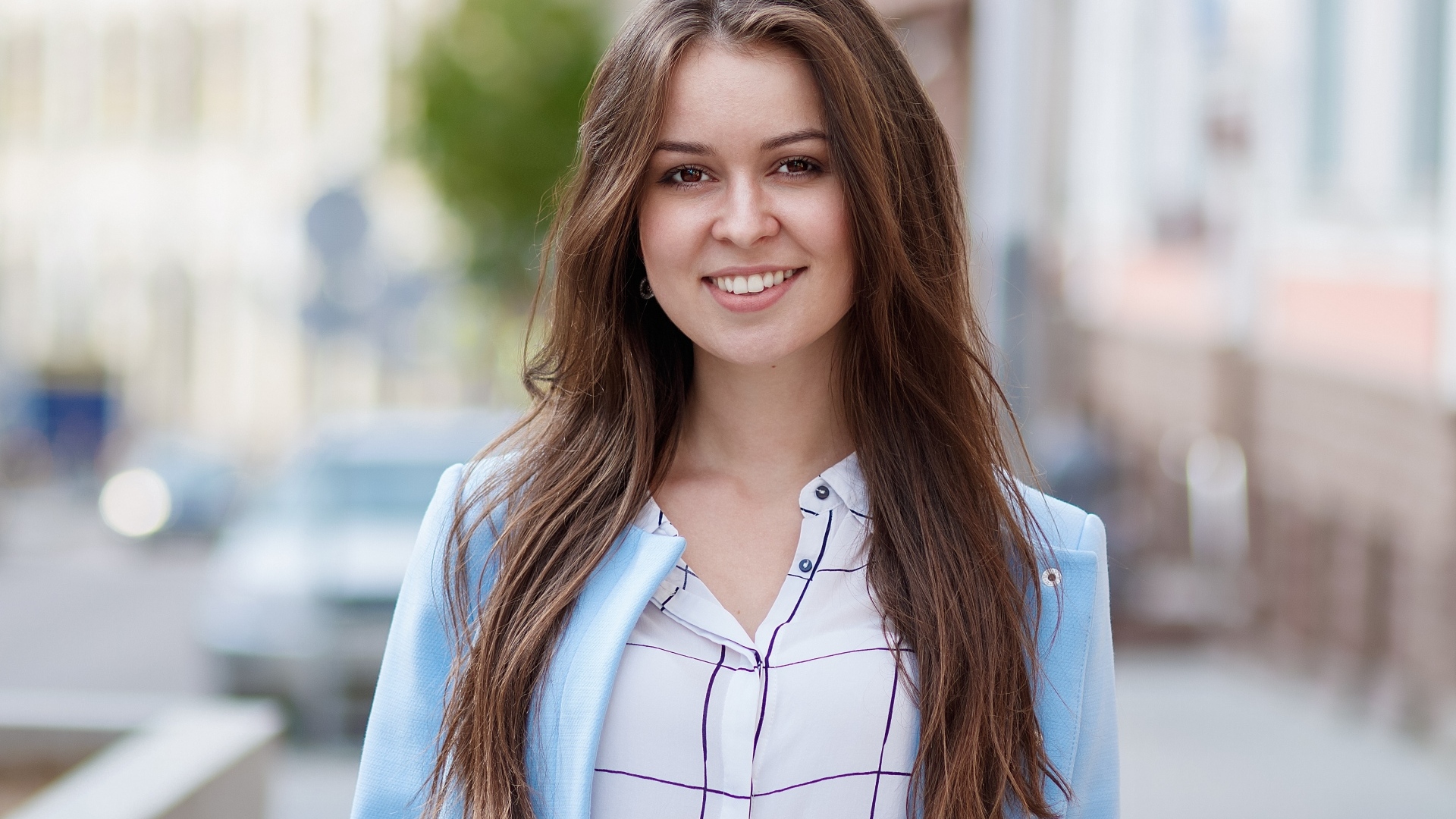 Красивая девушка с очаровательной улыбкой