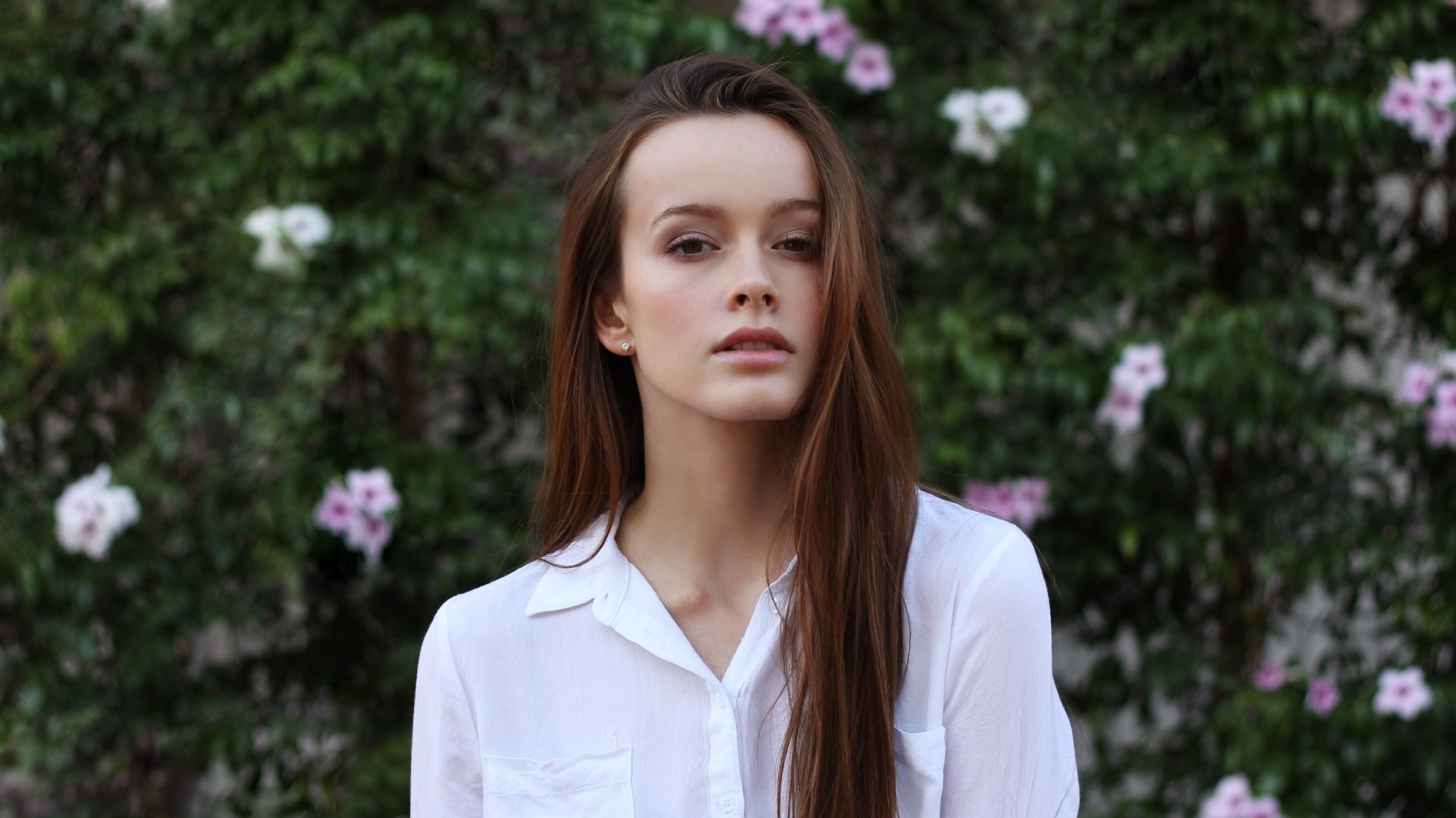 Красивая длинноволосая девушка в белой рубашке