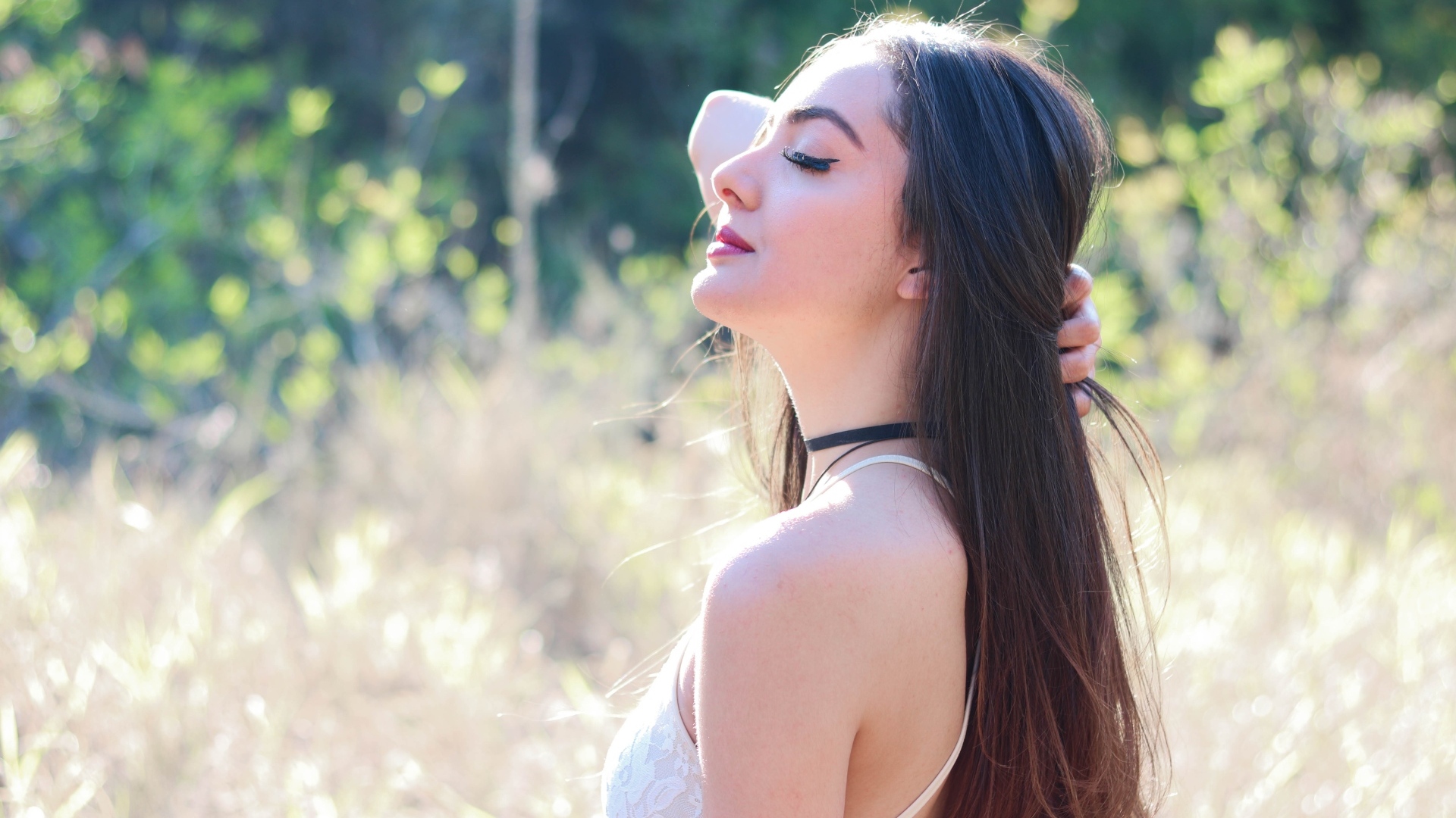 Красивая длинноволосая девушка на природе