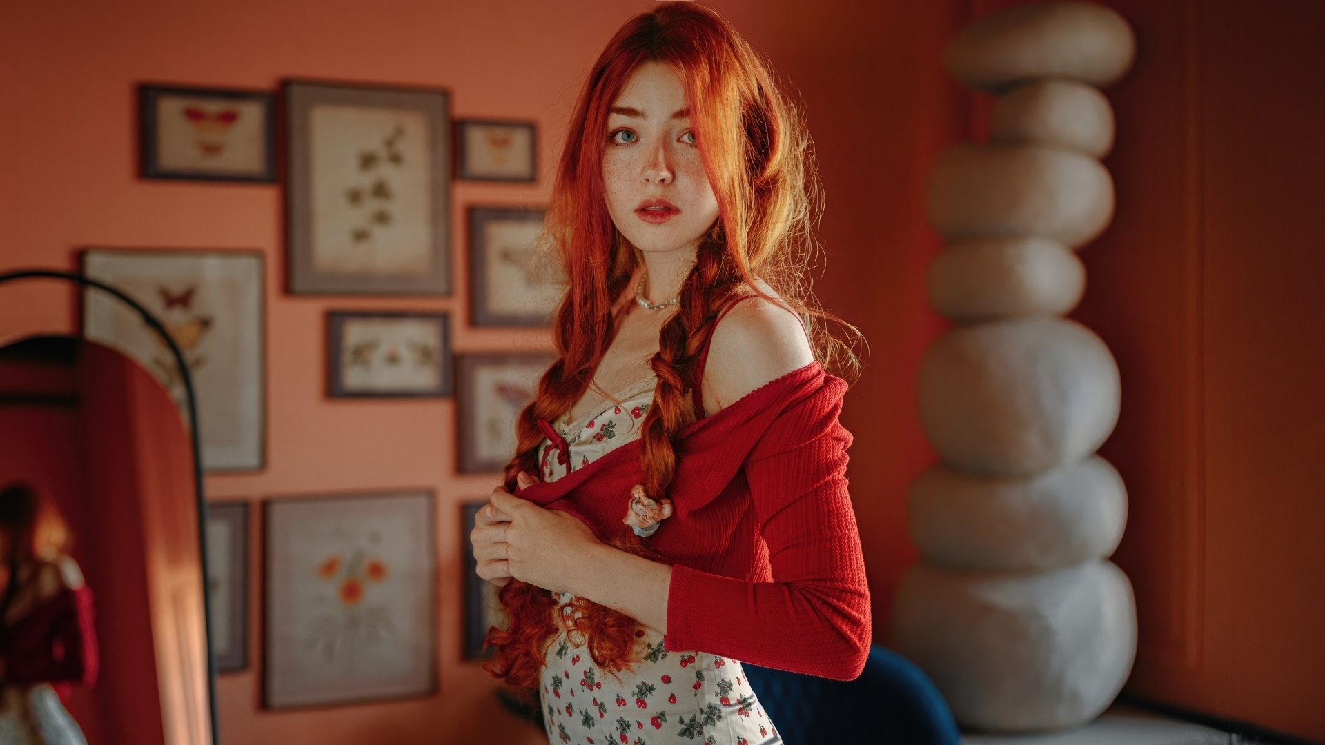 Красивая рыжеволосая девушка с косами