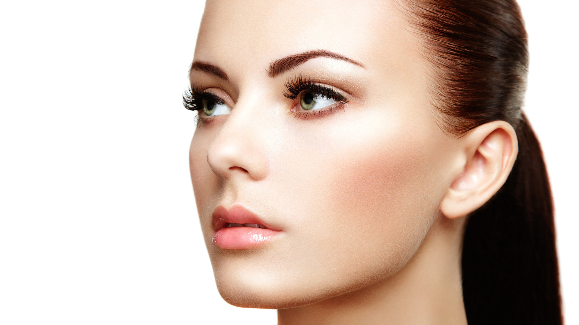 Красивое гладкое лицо молодой девушки 