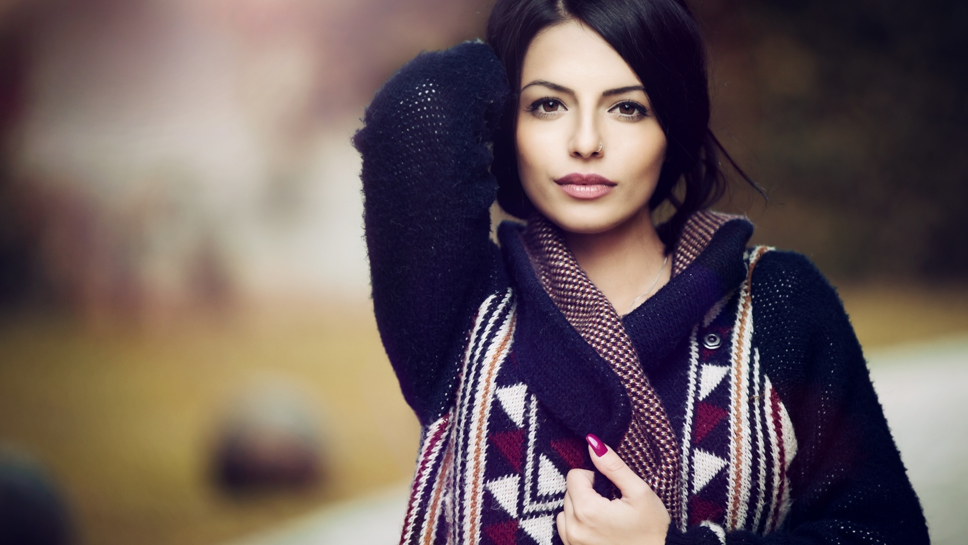 Девушка брюнетка в теплой вязаной кофте