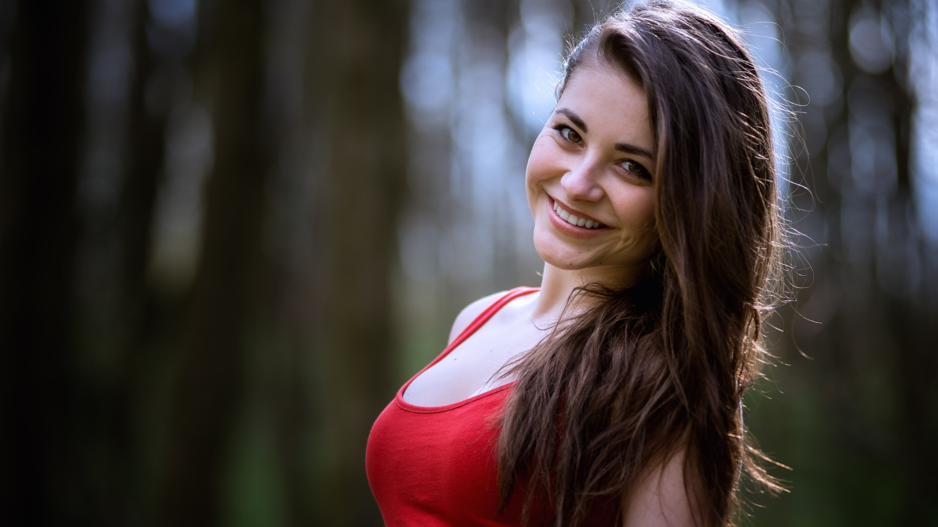 Очаровательная улыбка длинноволосой девушки