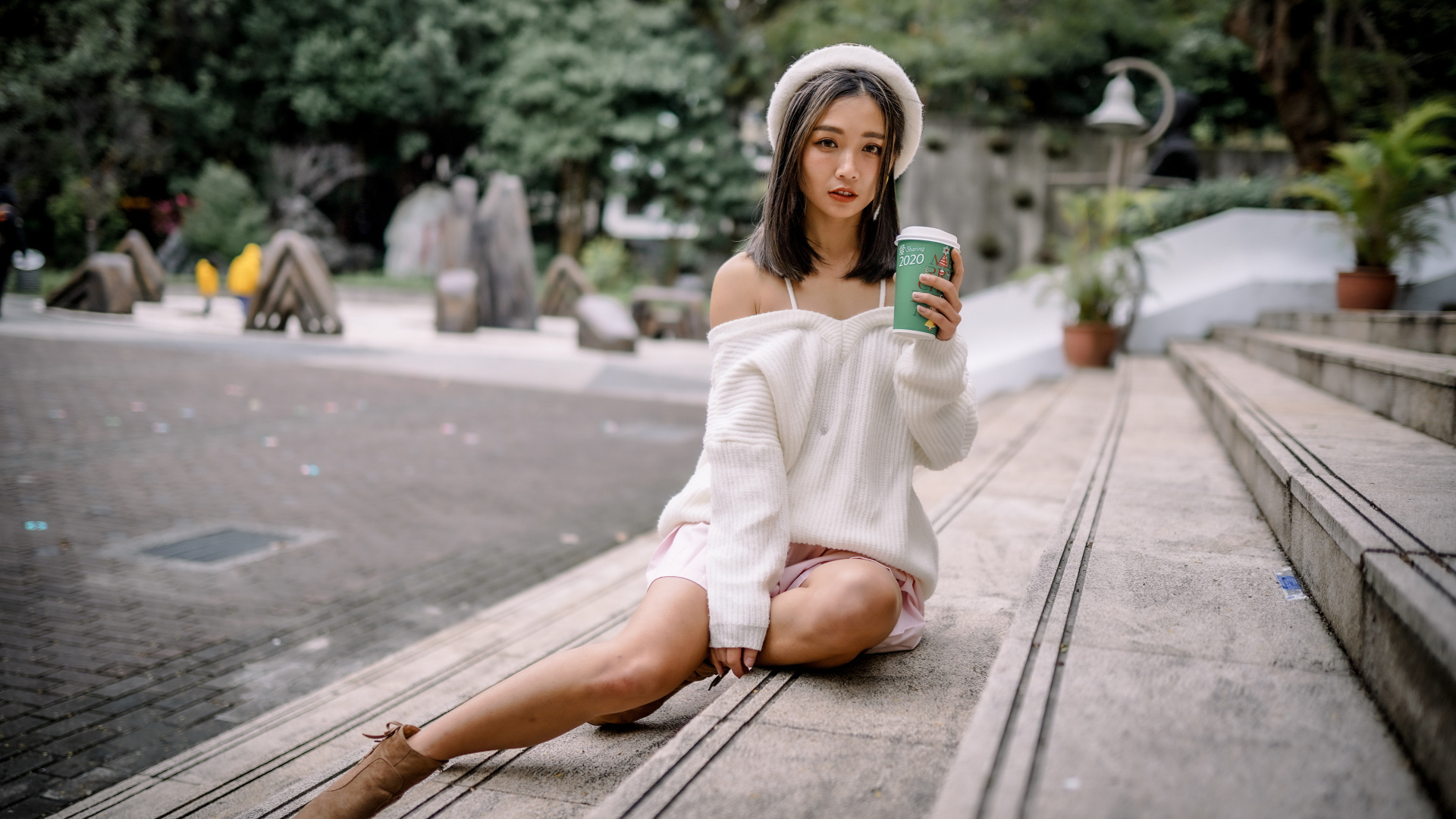 Милая азиатка в с кофе в руках 