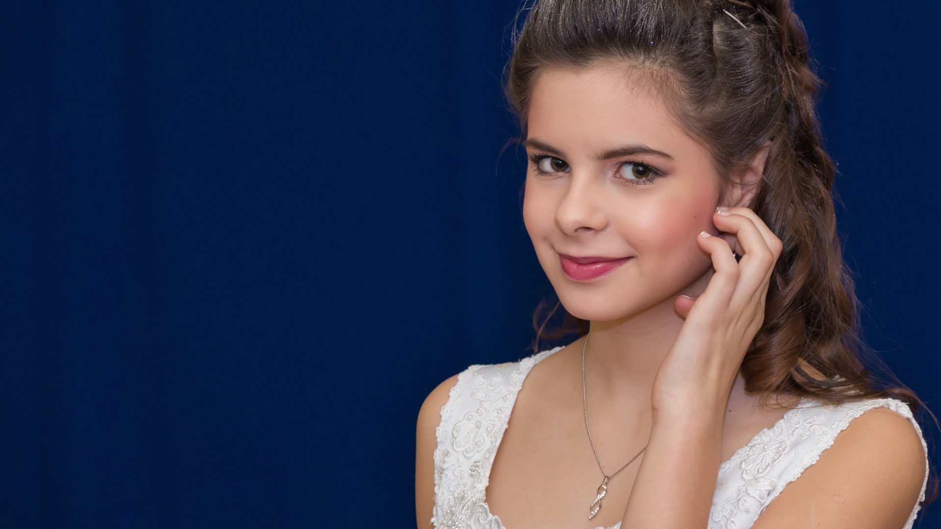 Милая девушка в белом платье на синем фоне