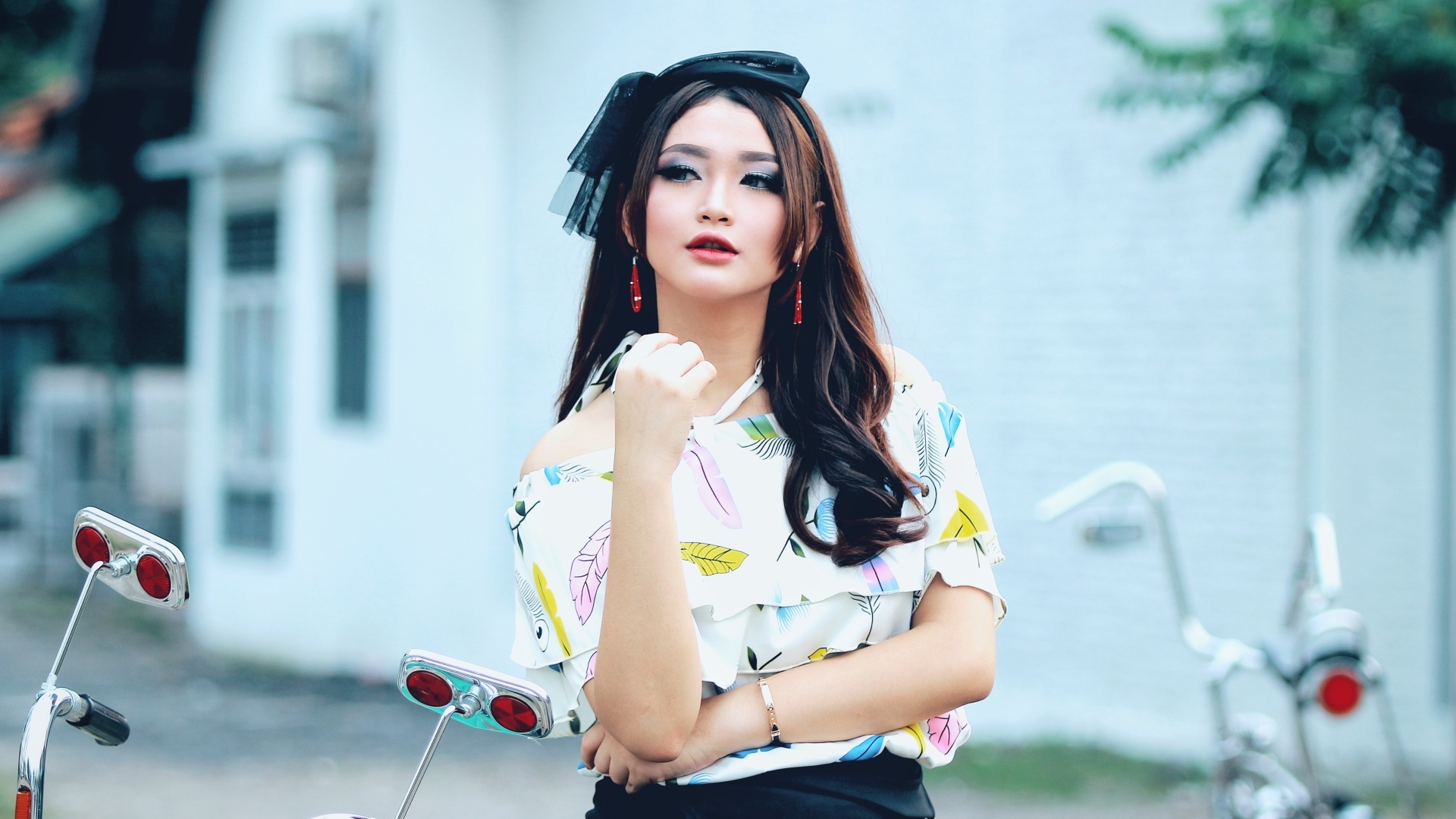 Модная девушка азиатка с красивым макияжем