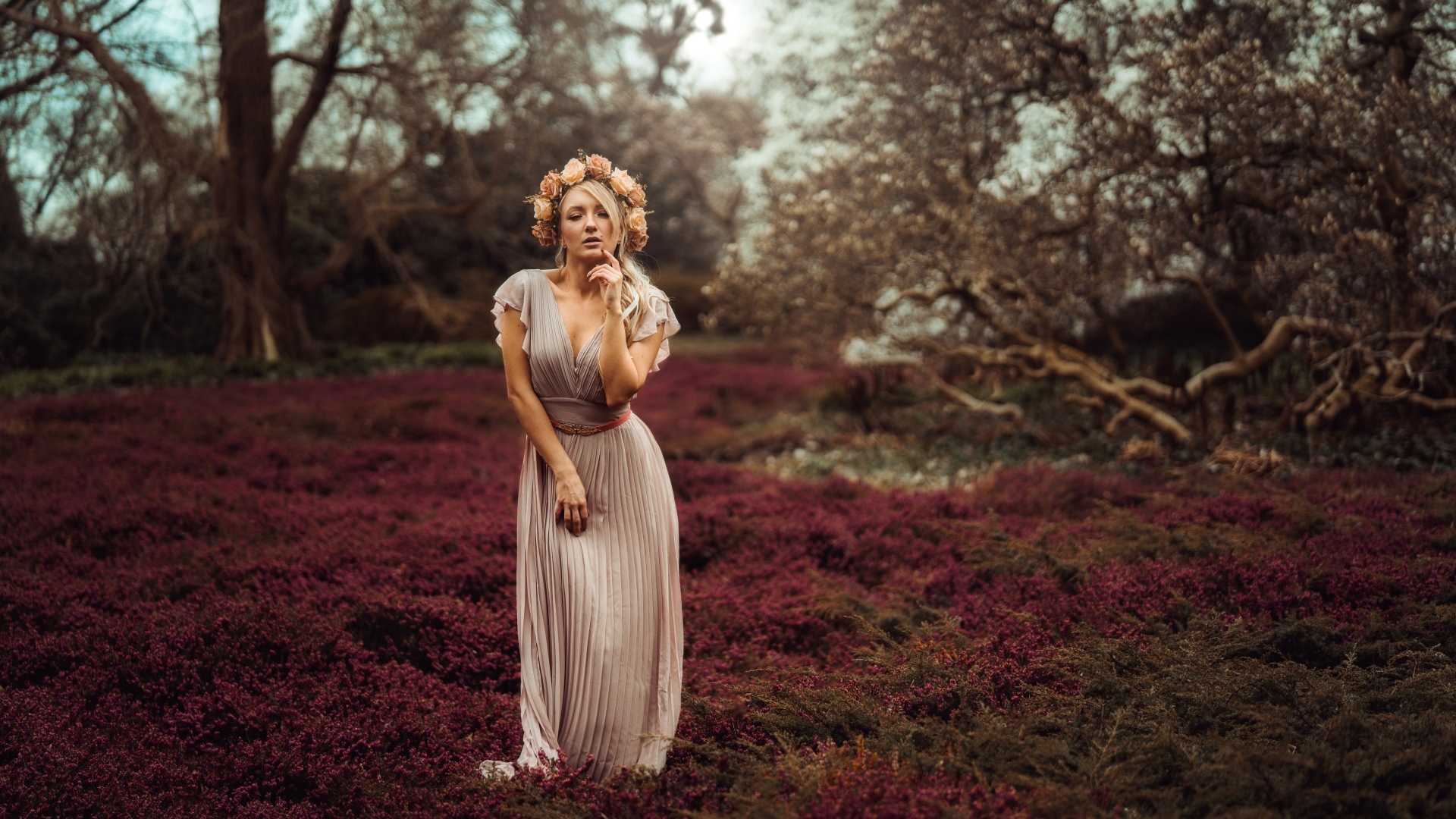 Девушка в длинном платье с венком на голове