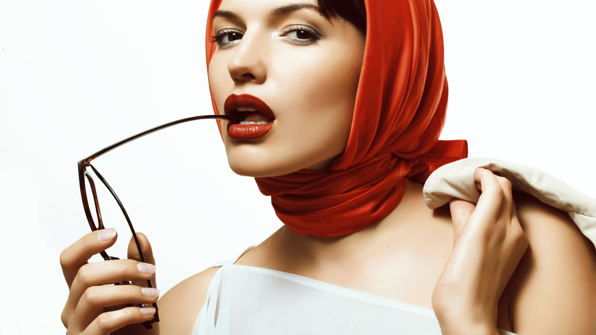 Девушка в красном платке с очками в руке