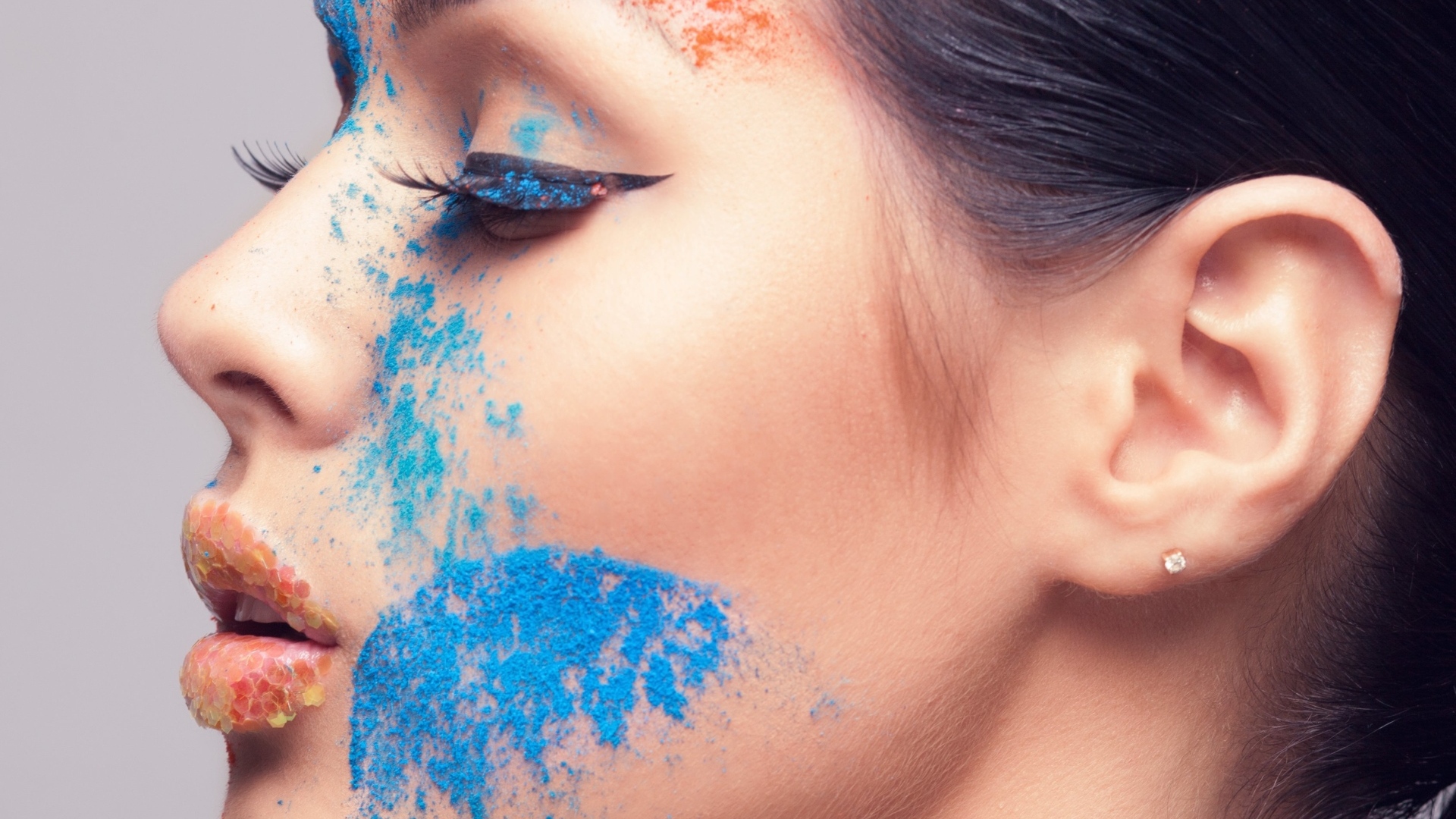 Девушка с голубой краской на лице