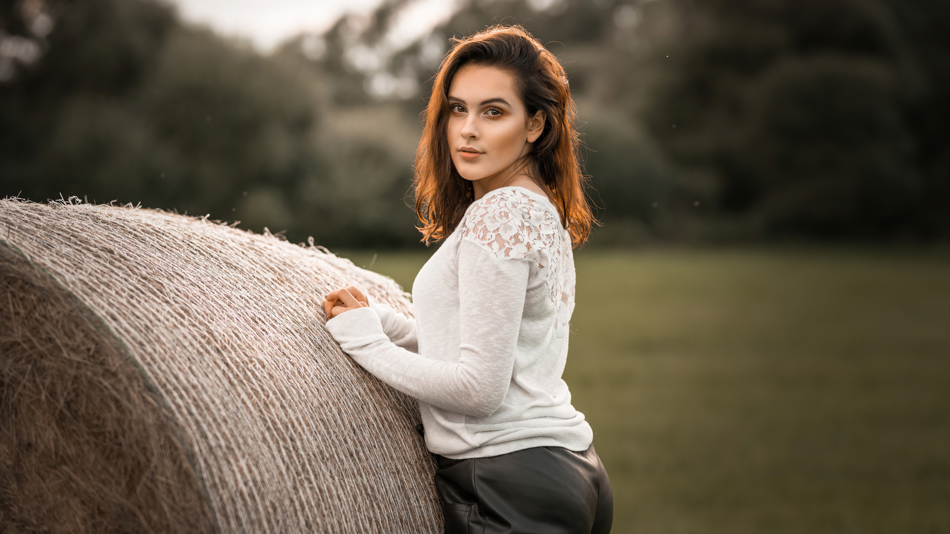 Девушка с сеном на поле