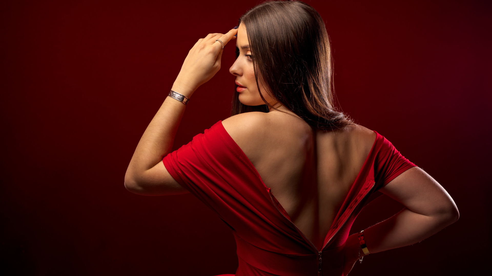 Вид сзади на красивую девушку в красном платье