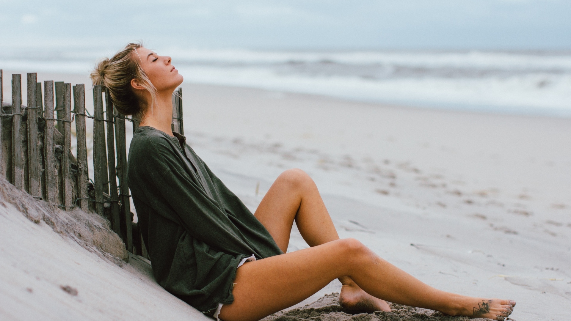 Романтическая девушка лежит на песке у моря