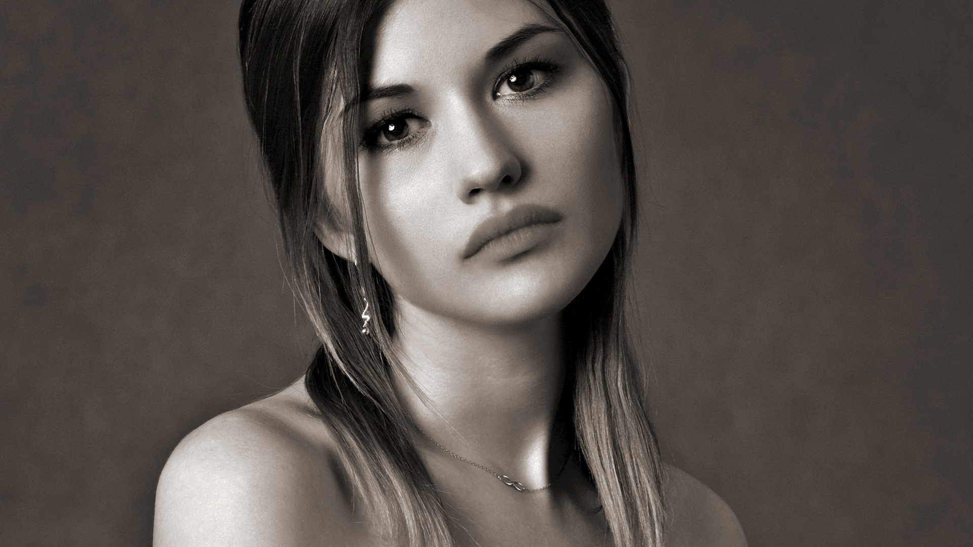 Грустное лицо красивой девушки на сером фоне