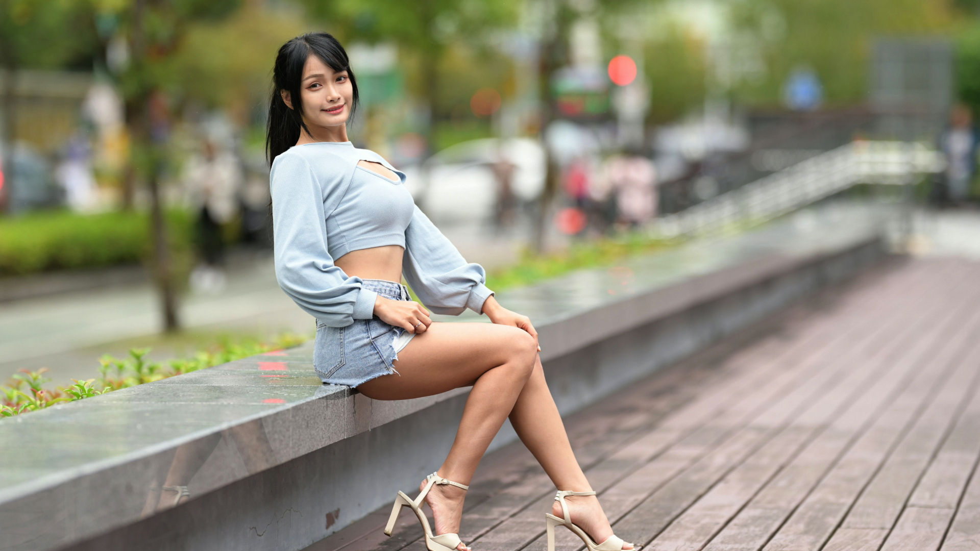 Стройная длинноногая девушка азиатка