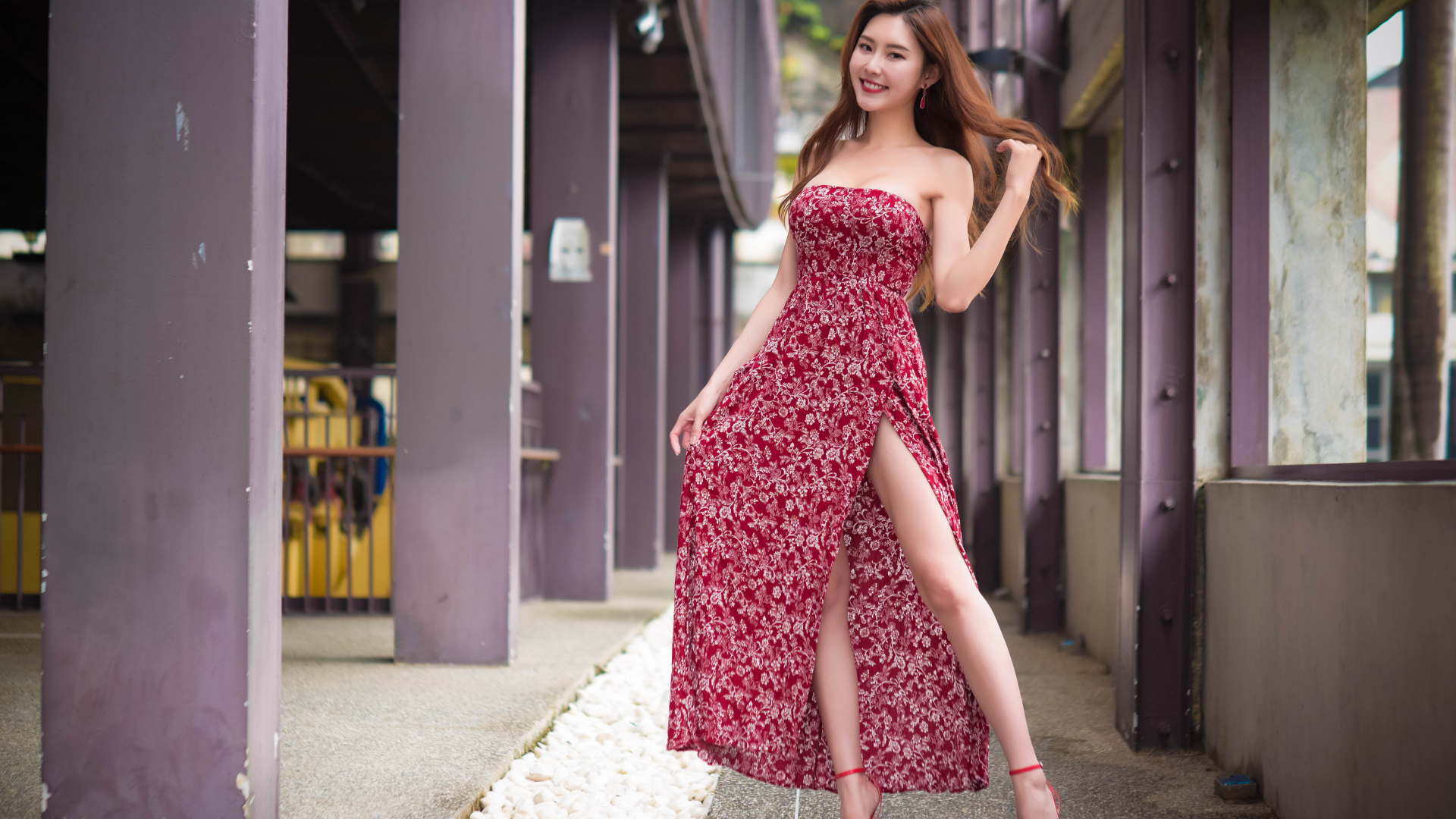 Улыбающаяся азиатка в красном платье