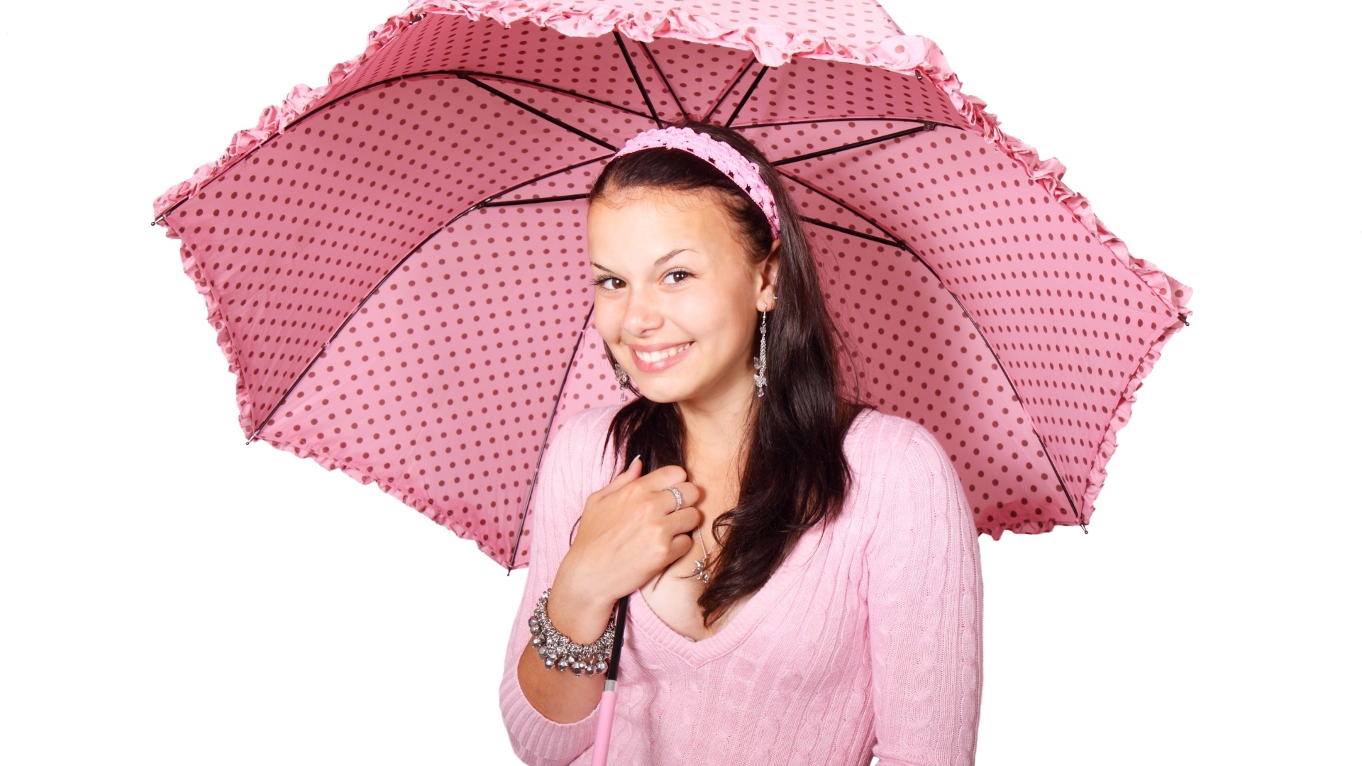 Улыбающаяся девушка с розовым зонтом на белом фоне