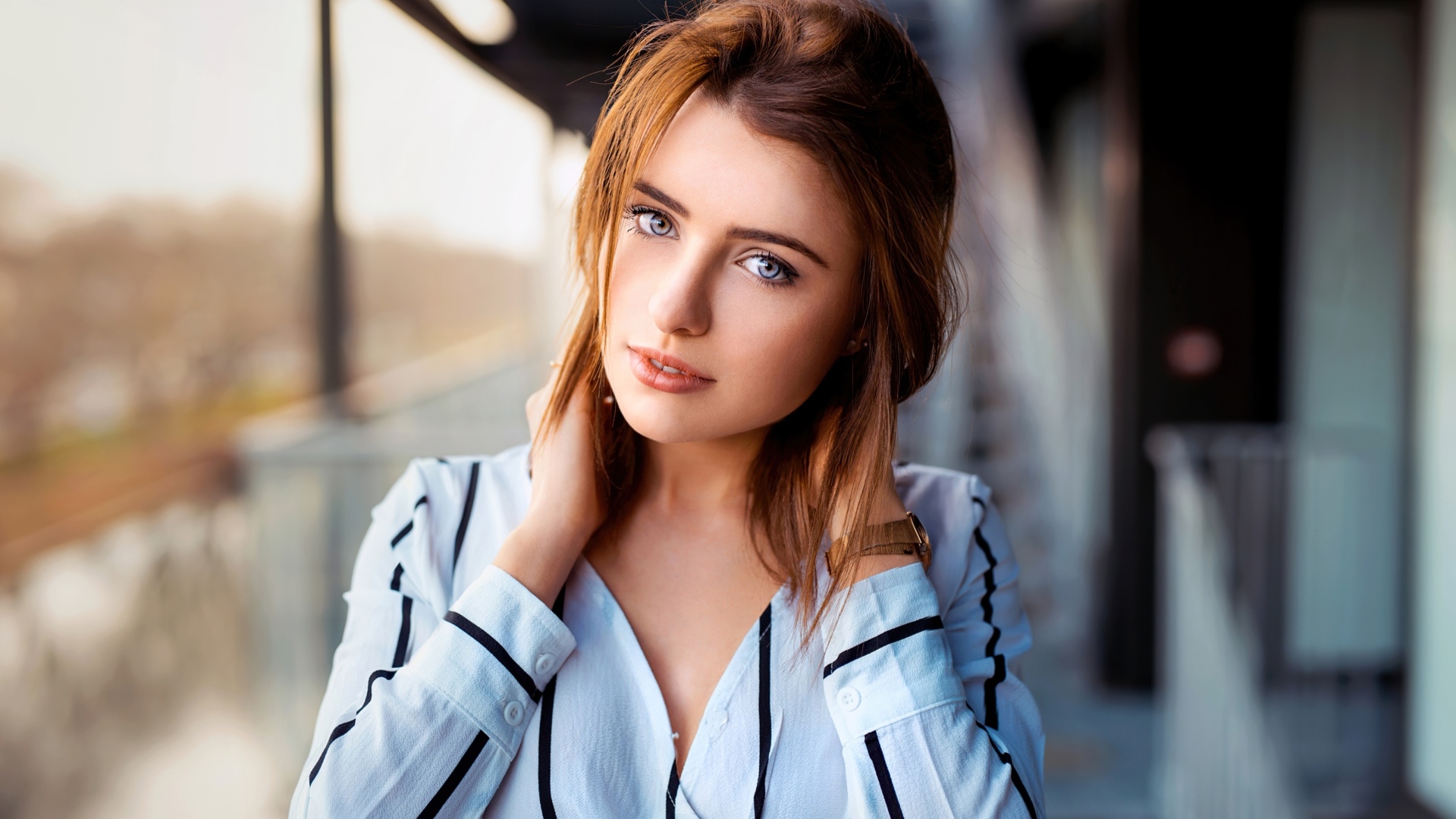 Нежная голубоглазая девушка в рубашке