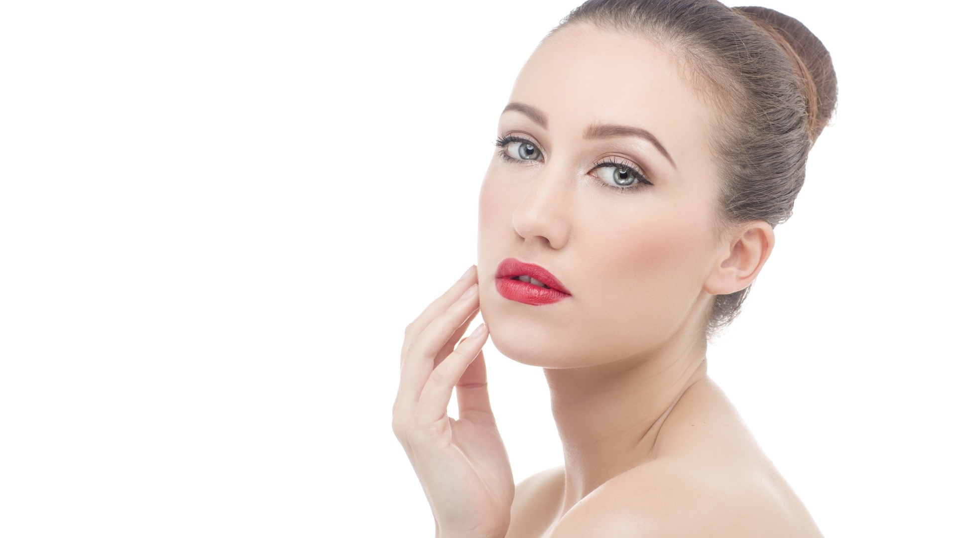 Волосы девушки собраны в пучок