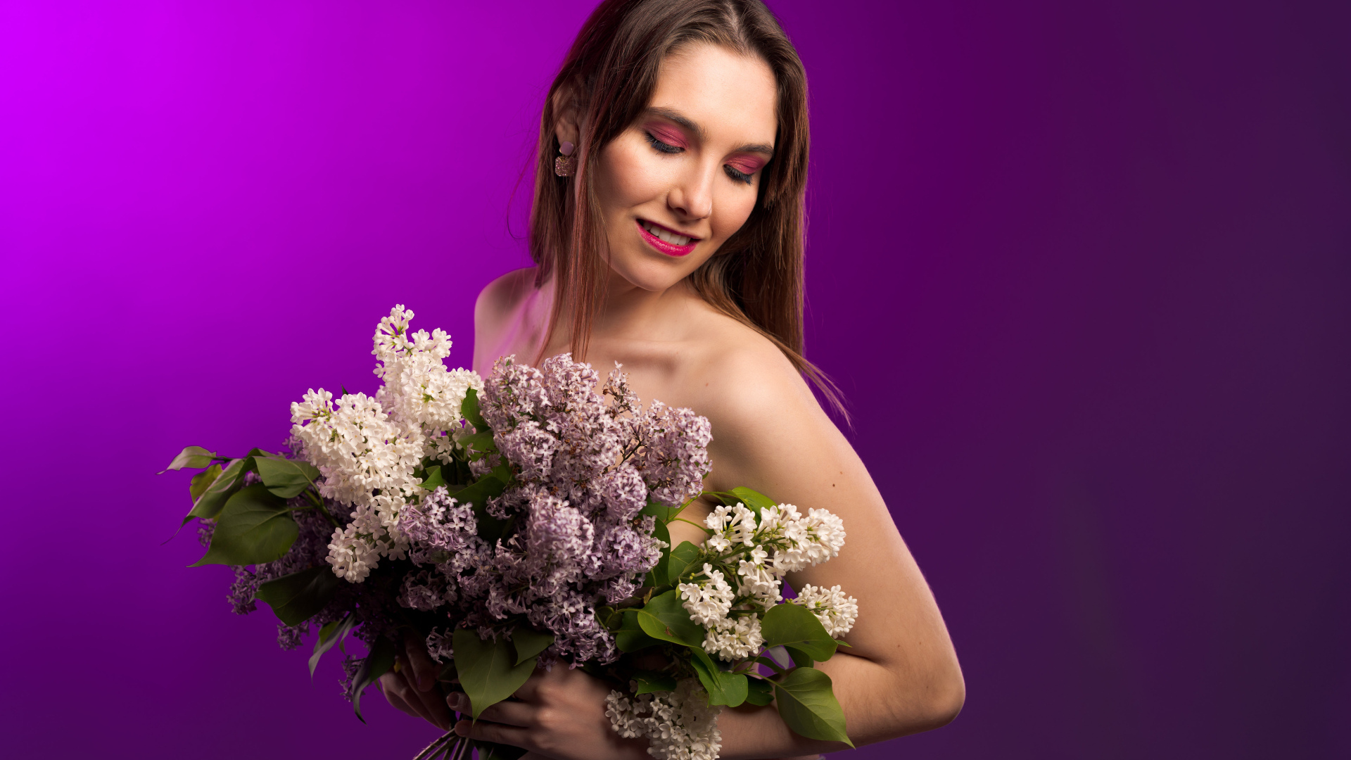 Молодая девушка с букетом ароматной сирени