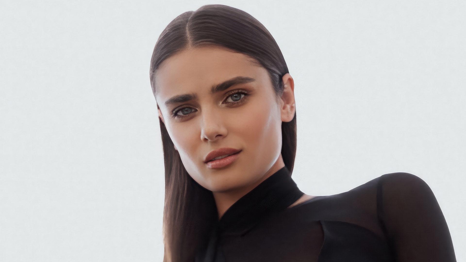 Американская топ модель Тейлор Хилл на белом фоне