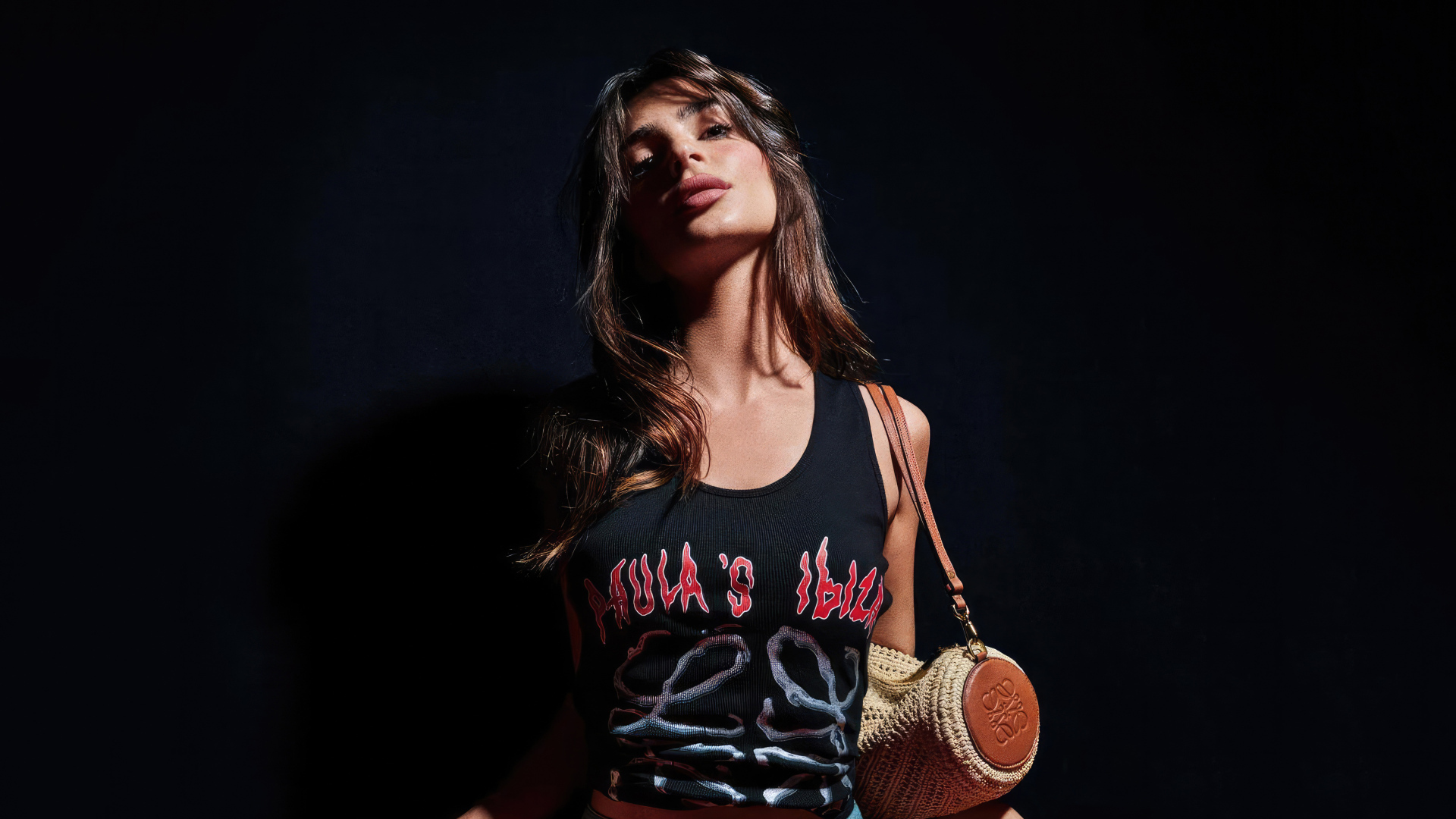 Красивая девушка американская модель Эмили Ратаковски на черном фоне