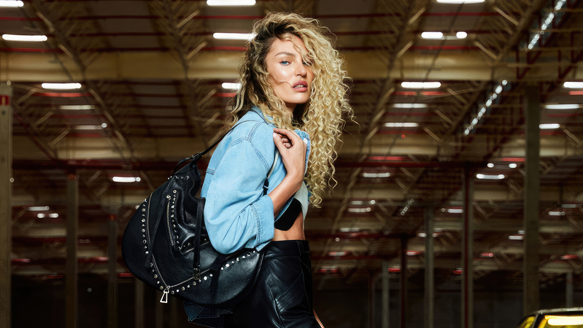 Красивая модель Кэндис Свейнпол с большой черной сумкой