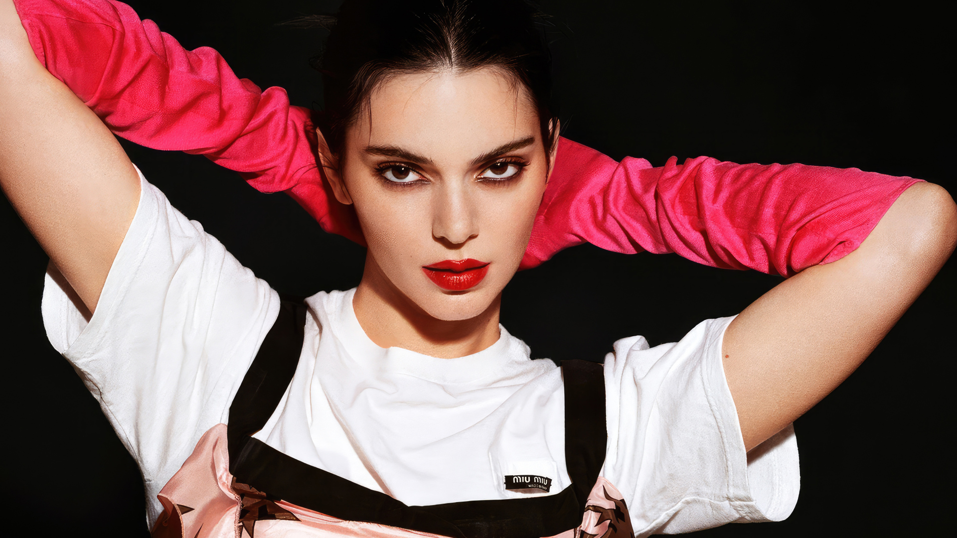 Кареглазая модель Кендалл Дженнер в красных перчатках