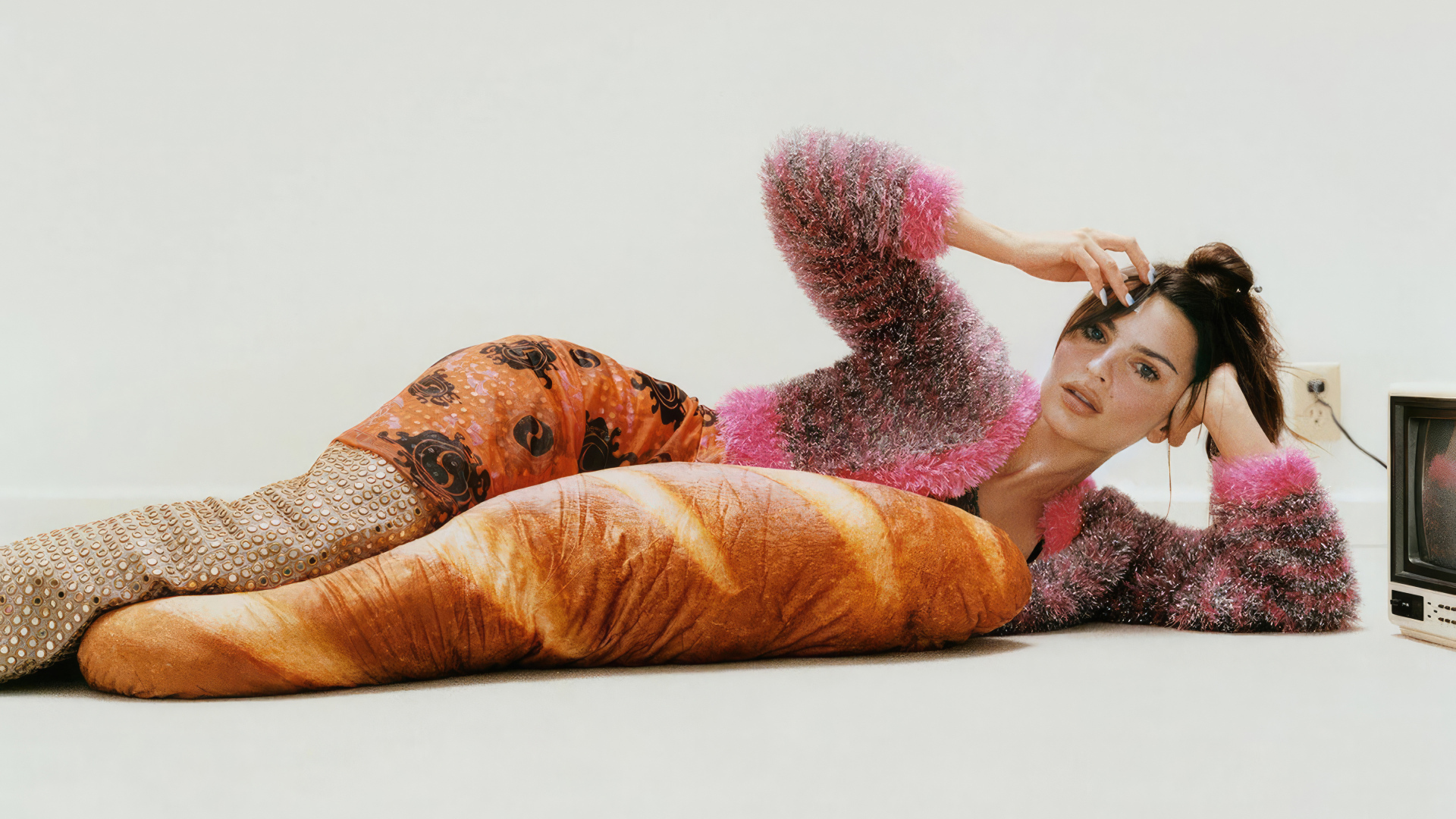 Модель Эмили Ратаковски лежит на полу