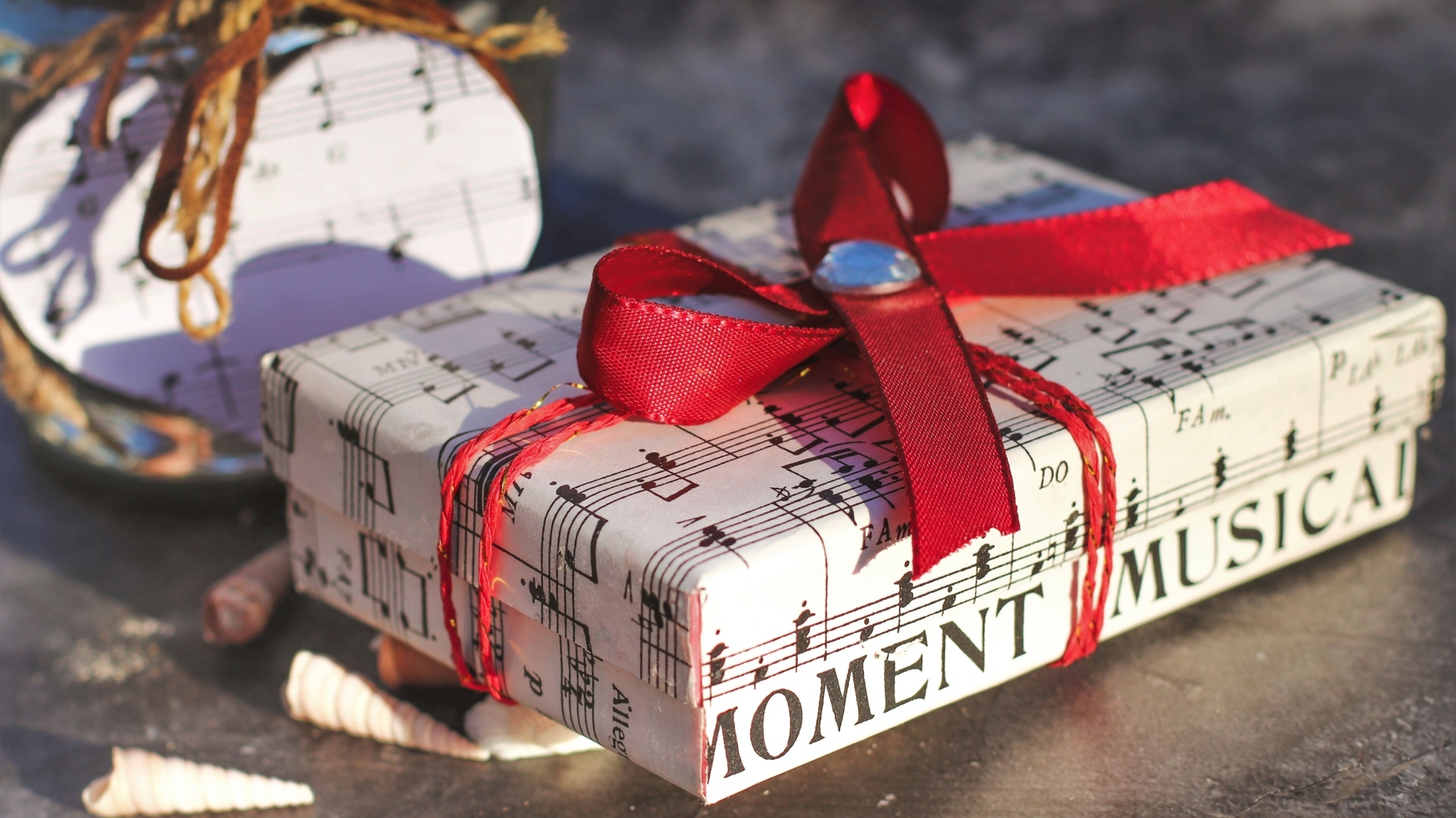 Большой подарок с красной лентой