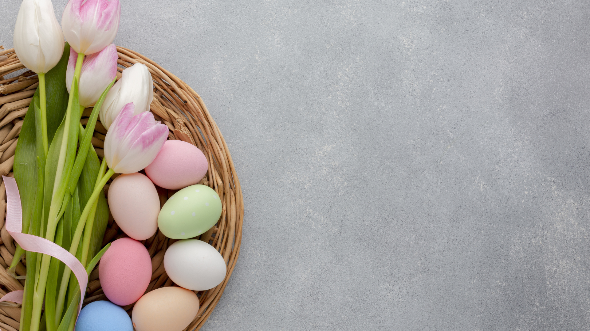 Корзина с розовыми тюльпанами и яйцами на сером фоне шаблон открытки на Пасху