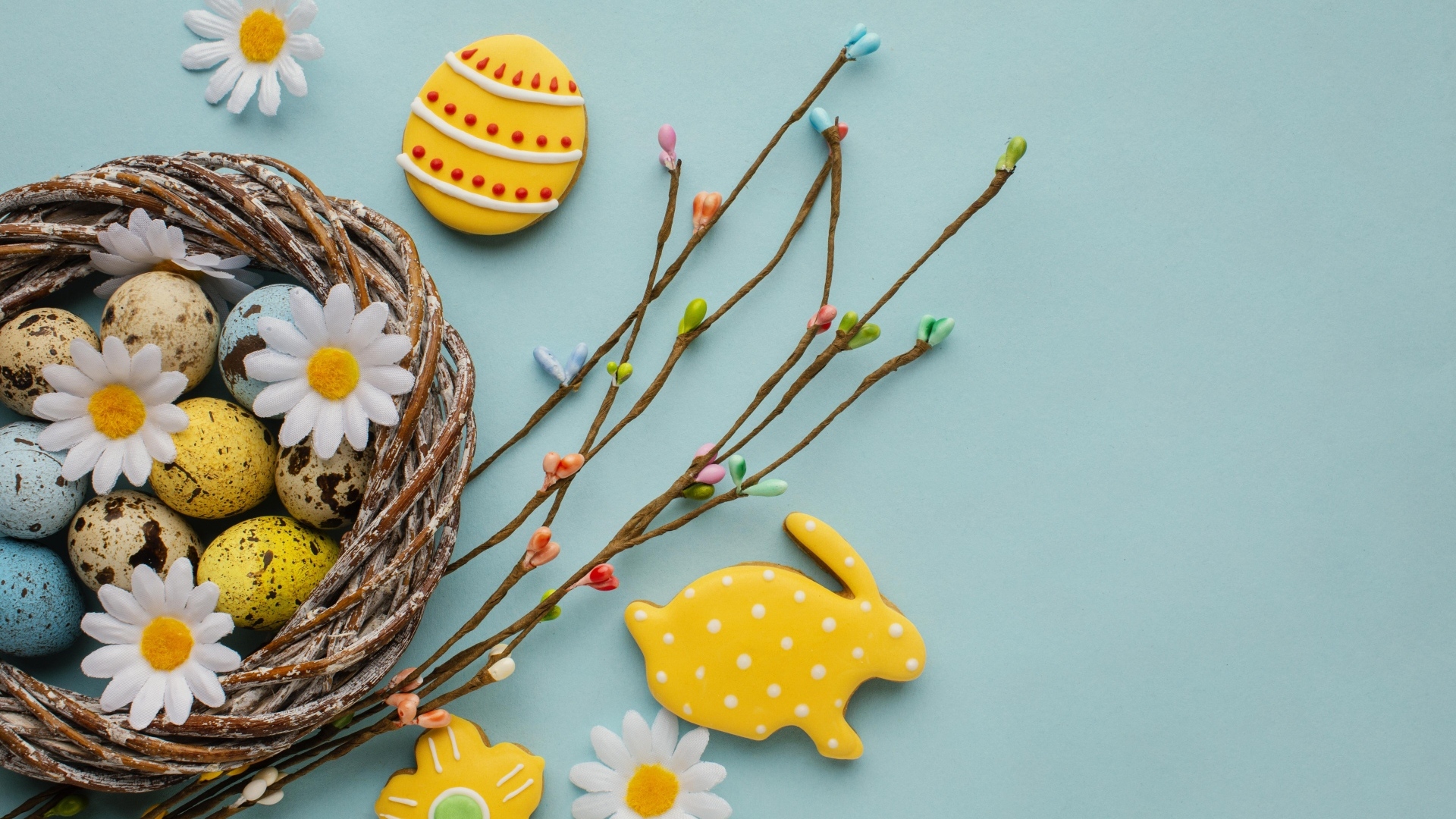 Красивый пасхальный декор на голубом фоне на праздник