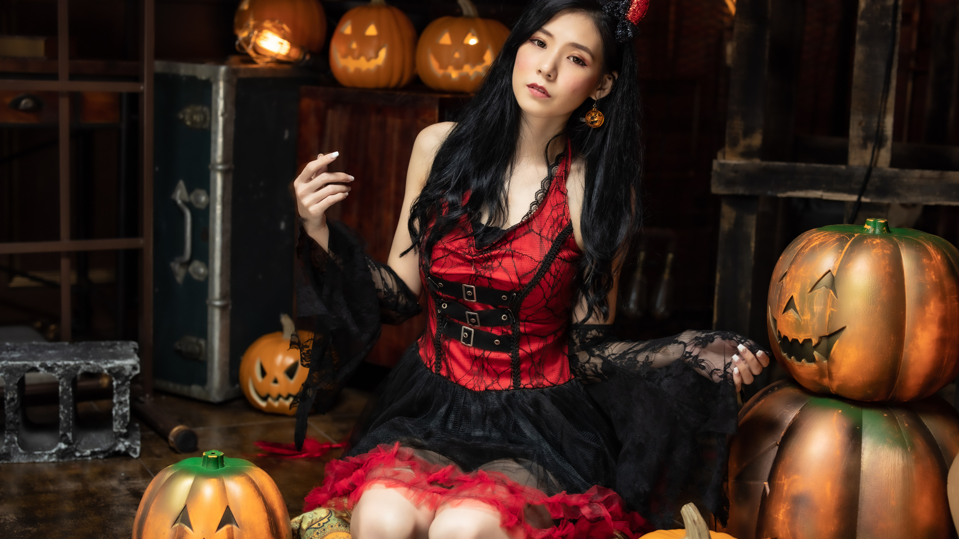 Девушка в красивом платье на Хэллоуин