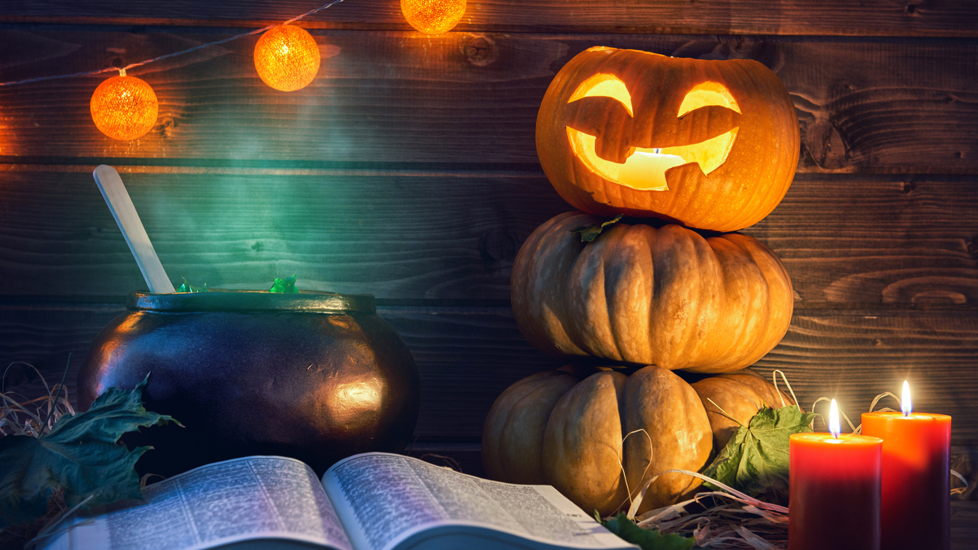 Тыквы и книга на Хэллоуин