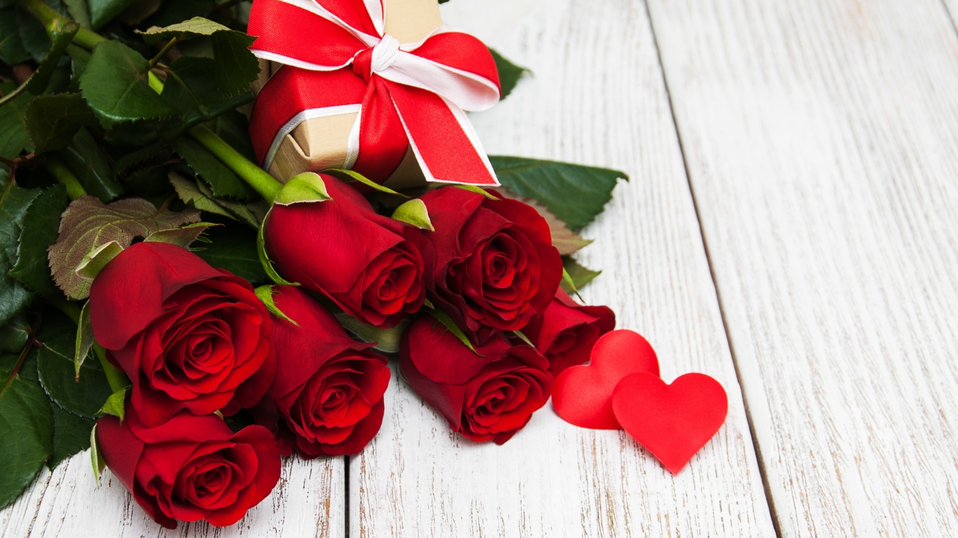 Букет красных роз и подарок для любимой на 8 марта