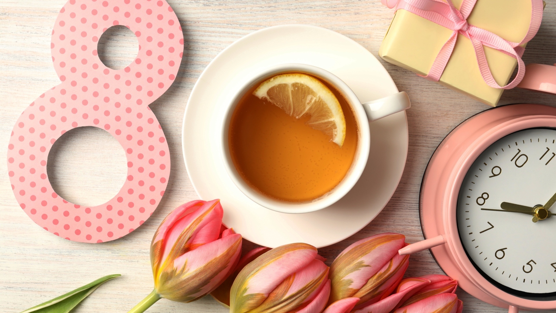 Чашка чая, цветы и подарки для любимой на 8 марта