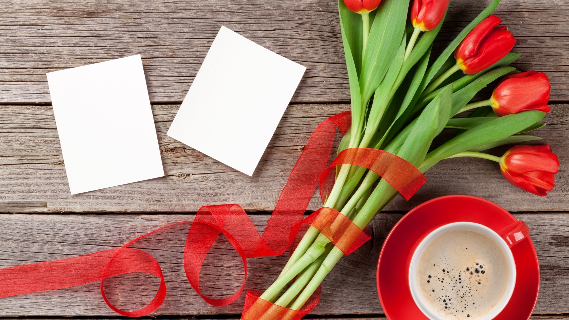 Букет красных тюльпанов и чашка кофе шаблон открытки на 8 марта