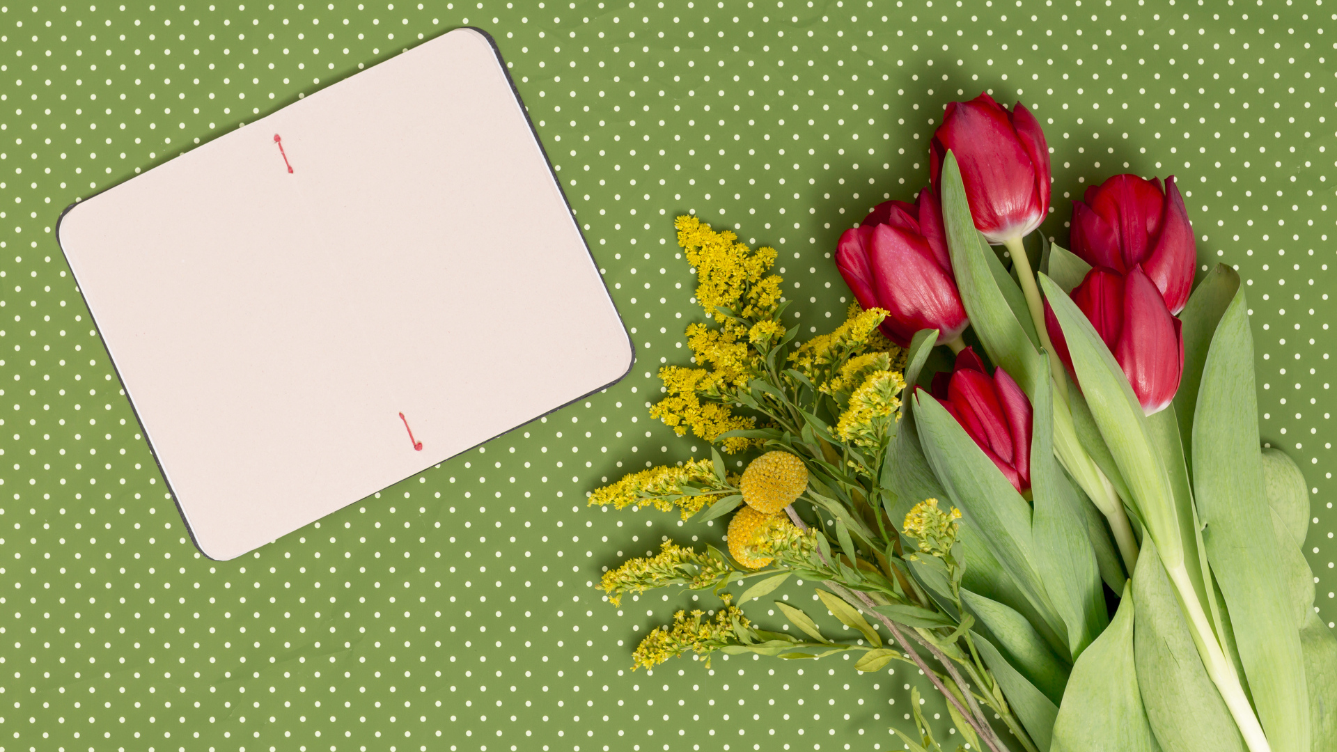 Букет тюльпанов и мимоза шаблон поздравительной открытки на 8 марта