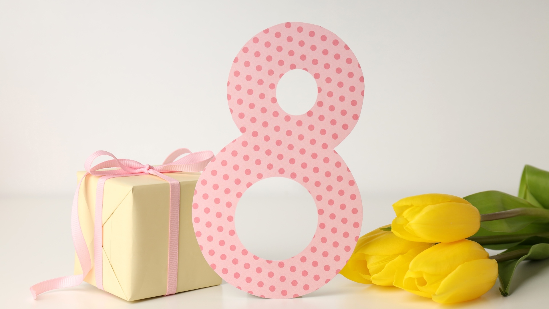 Цифра 8, подарок и цветы для любимой на Международный женский день