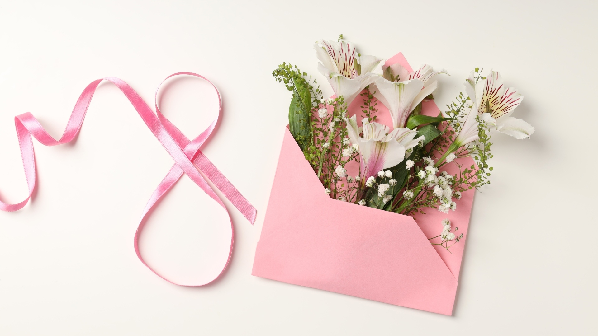 Розовый конверт с цветами альстромерия на 8 марта