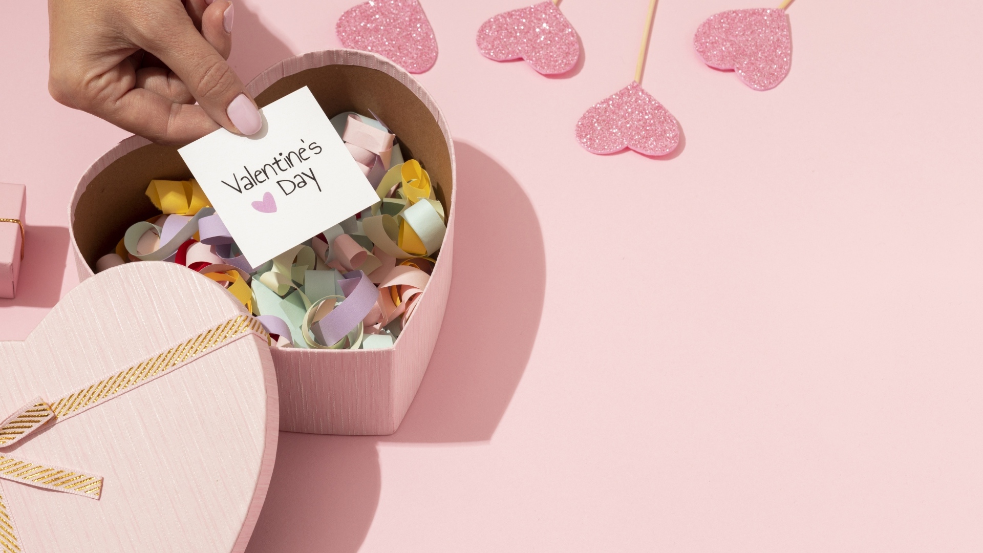 Коробка в форме сердца с пожеланиями на день святого Валентина