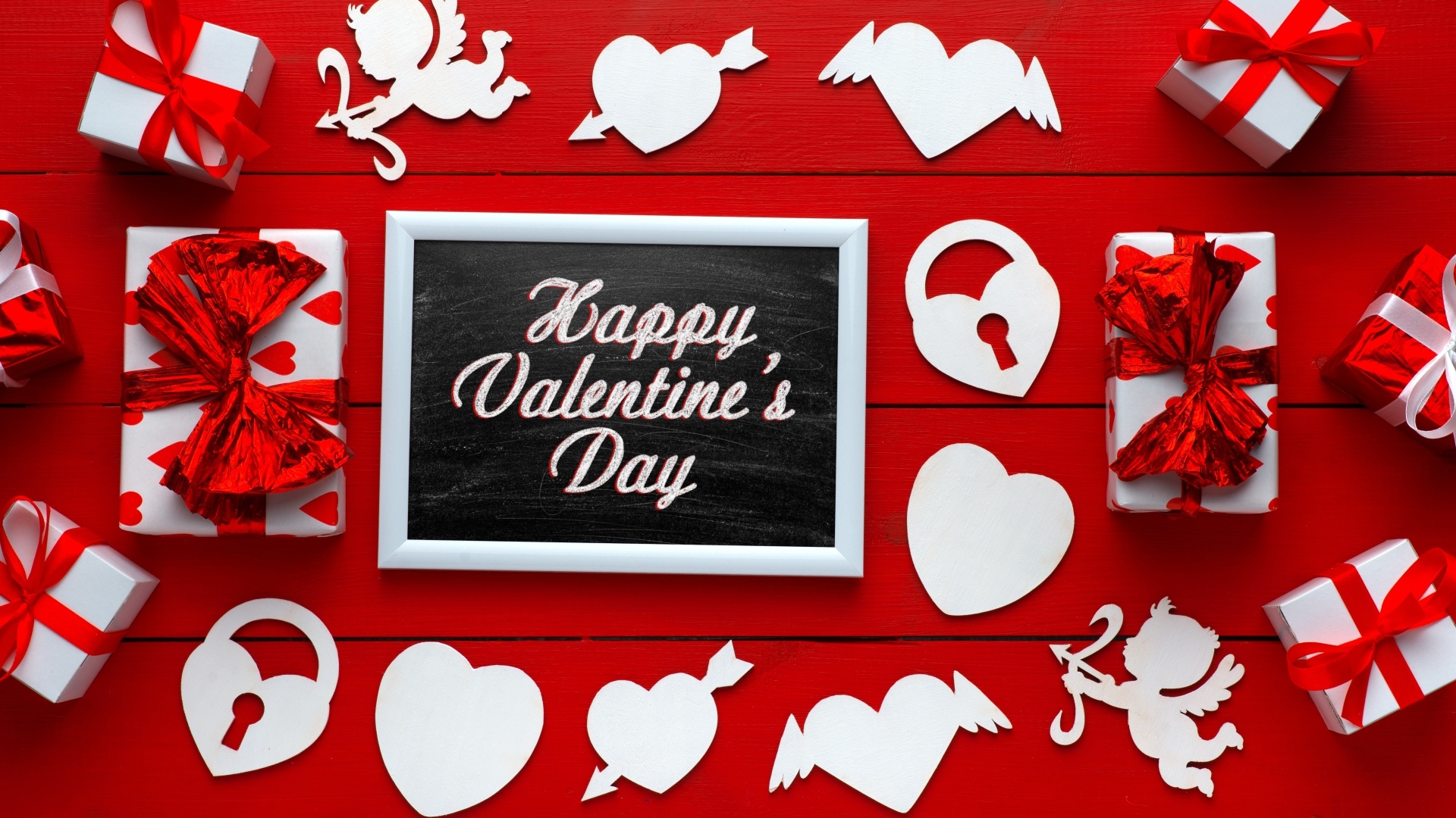 Красная открытка с сердечками на день влюбленных