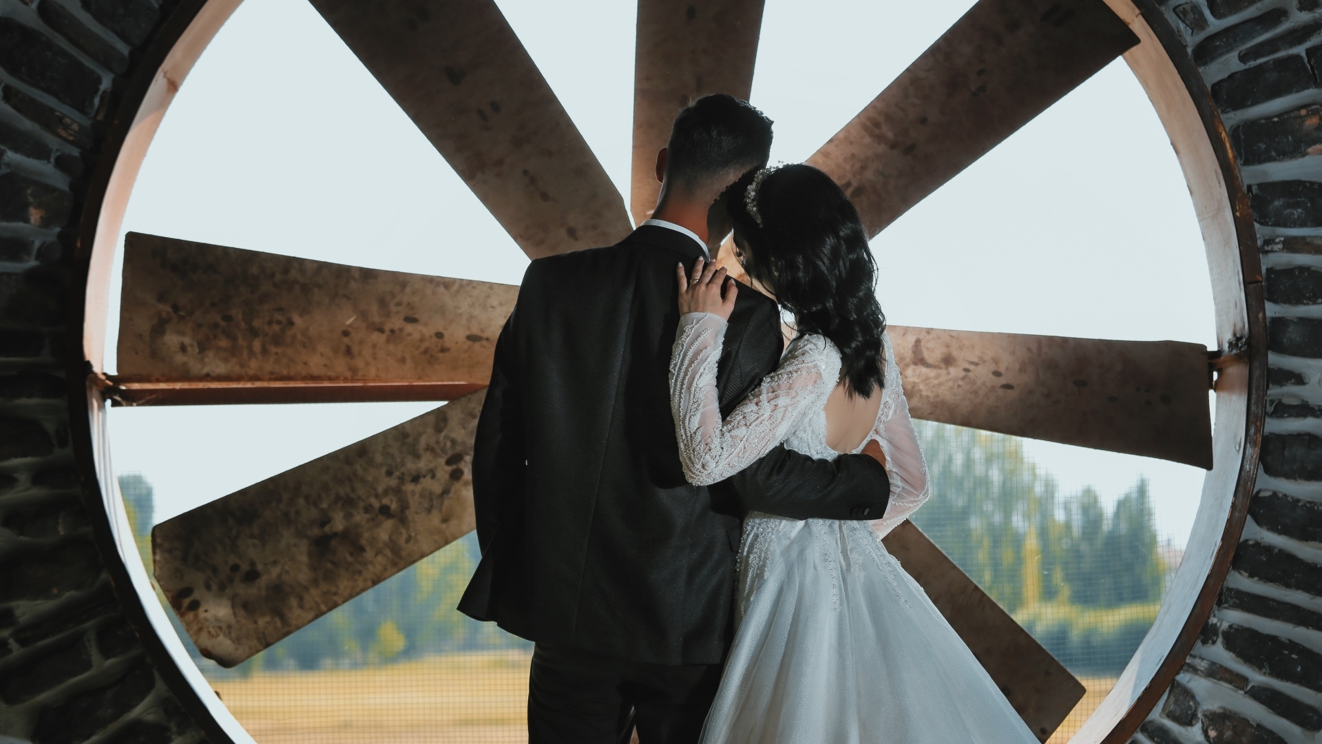 Влюбленные жених и невеста стоят у окна