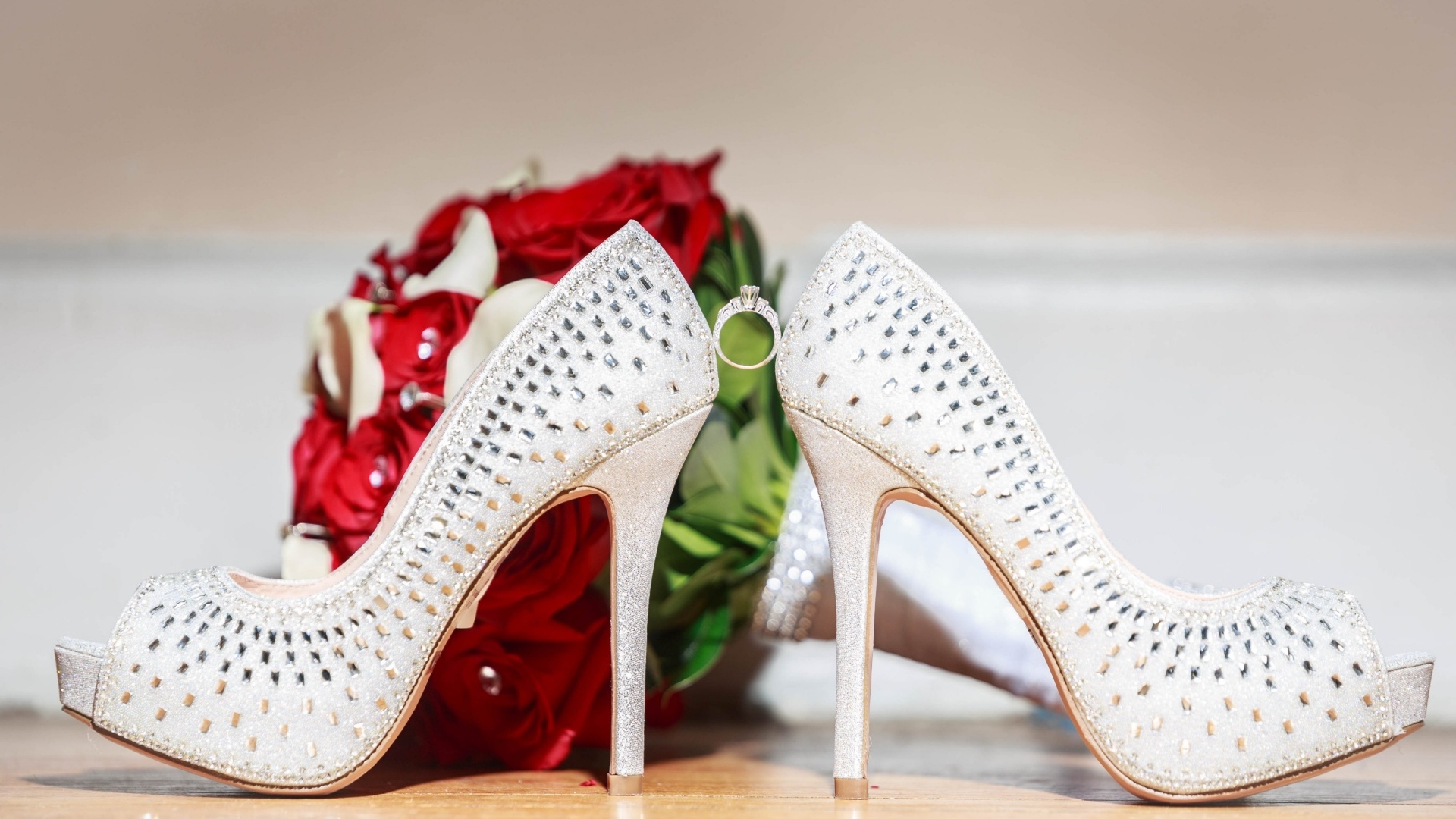 Белые туфли невесты и букет