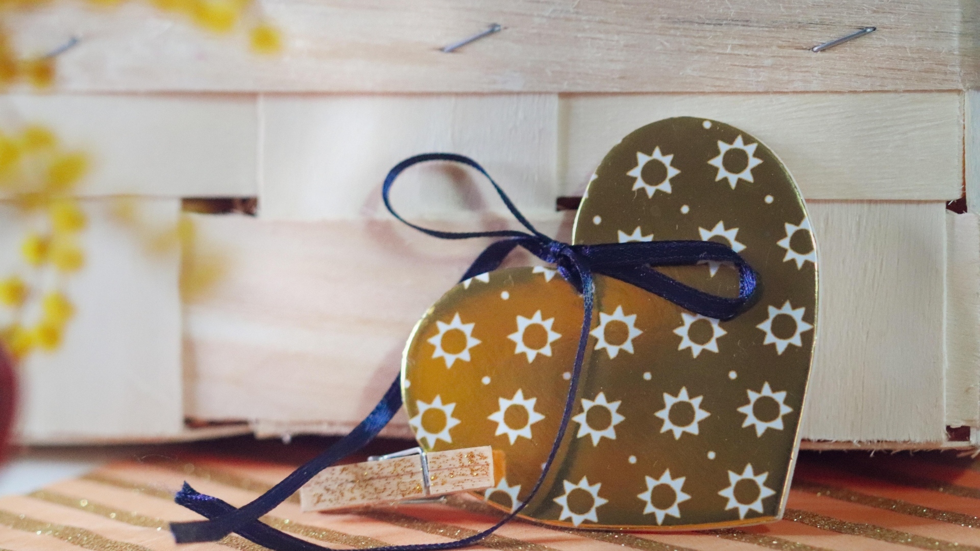 Больше сердце с деревянным ящиком