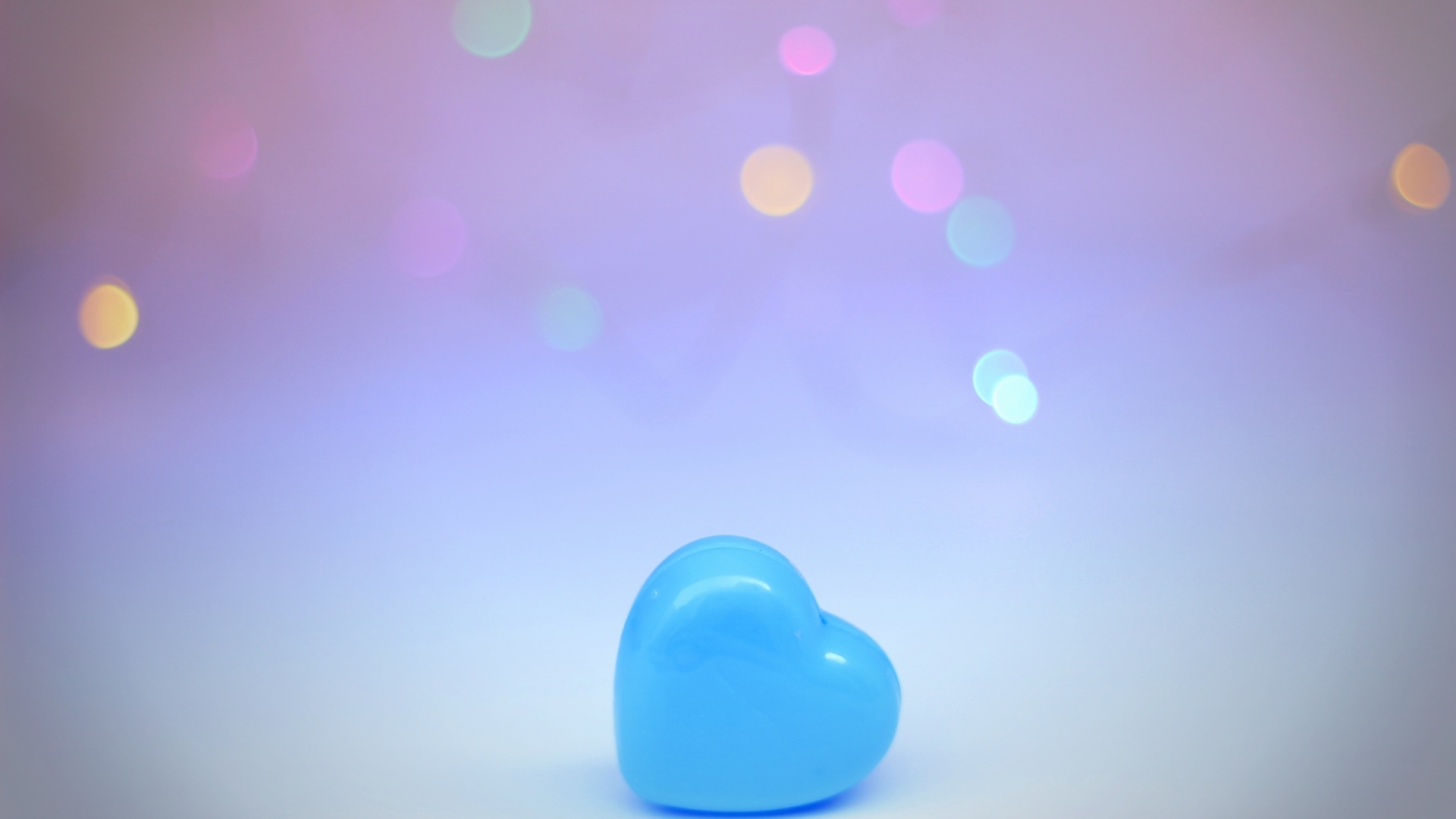 Голубое пластиковое сердце 
